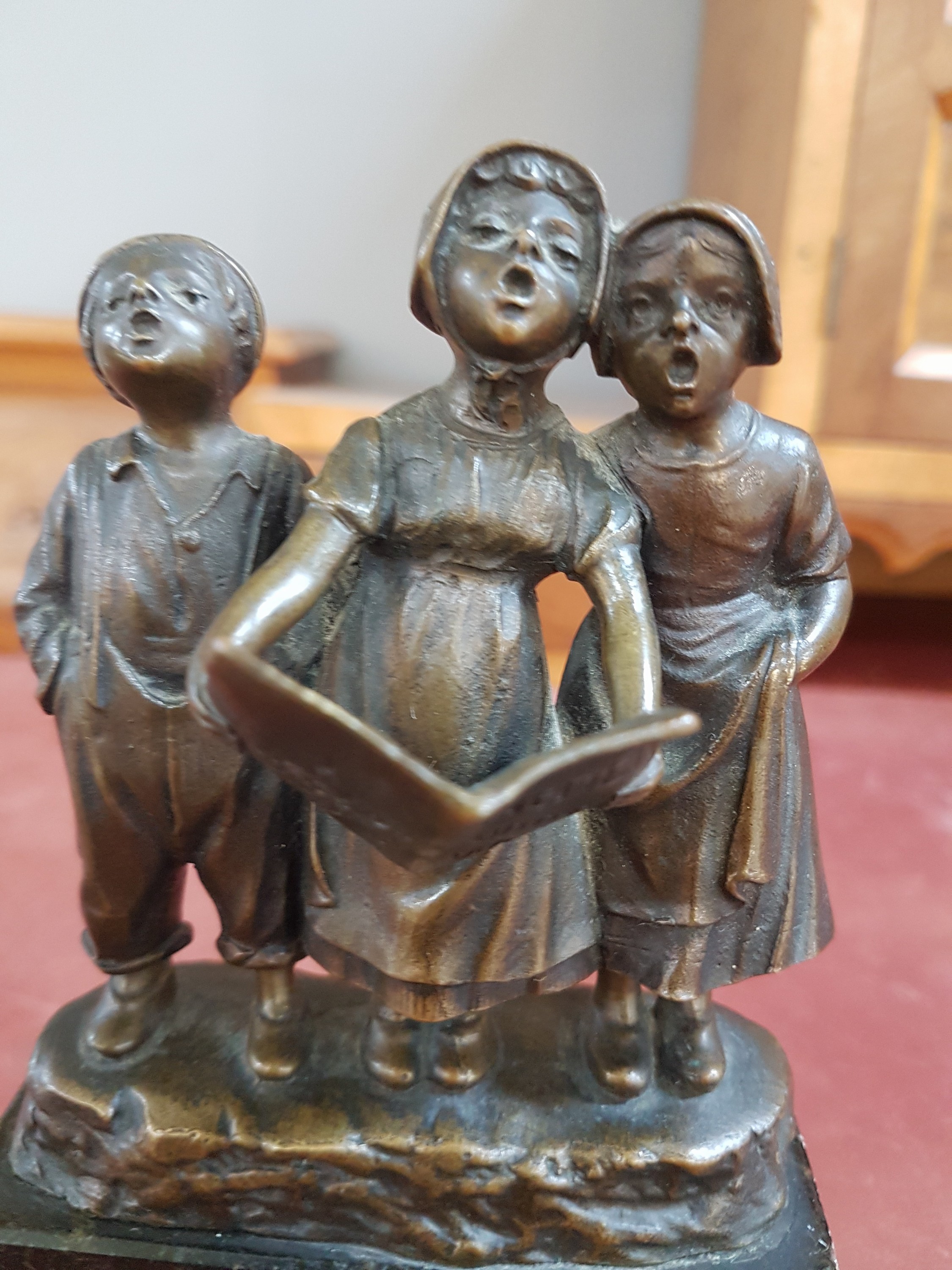 Detail c: Julius Schmidt-Felling, 1835 - 1920, drei singende Kinder, Bronzeskulptur, rückseitig signiert, auf dunklem Marmorsockel, ca. 15 x 10 x 3.8 cm