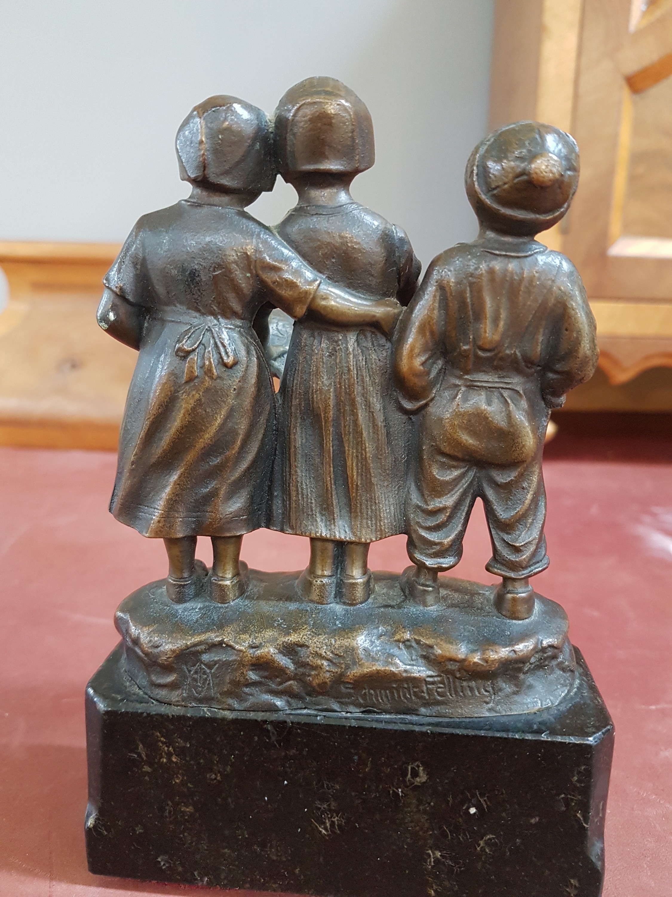 Detail d: Julius Schmidt-Felling, 1835 - 1920, drei singende Kinder, Bronzeskulptur, rückseitig signiert, auf dunklem Marmorsockel, ca. 15 x 10 x 3.8 cm