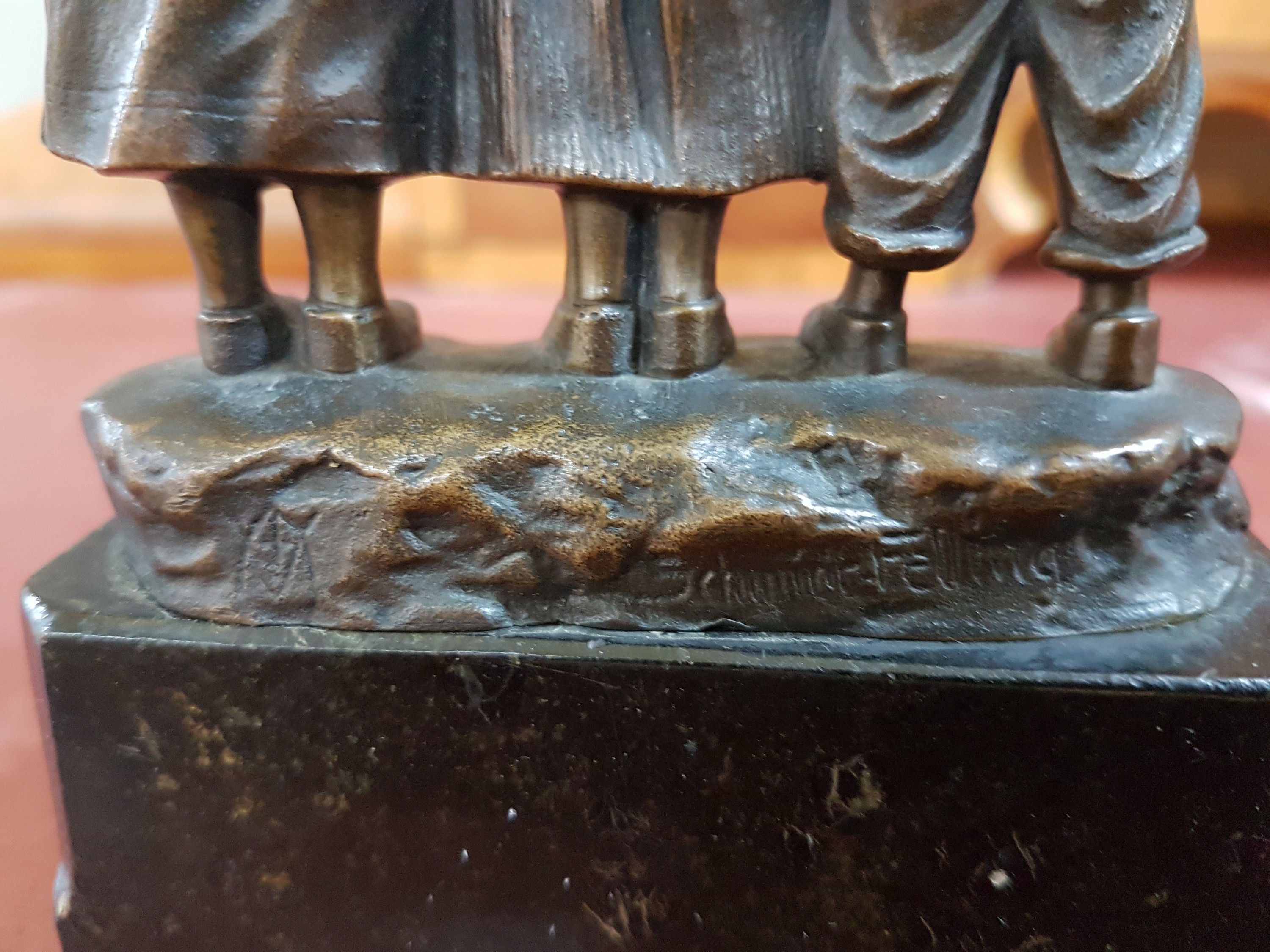 Detail e: Julius Schmidt-Felling, 1835 - 1920, drei singende Kinder, Bronzeskulptur, rückseitig signiert, auf dunklem Marmorsockel, ca. 15 x 10 x 3.8 cm