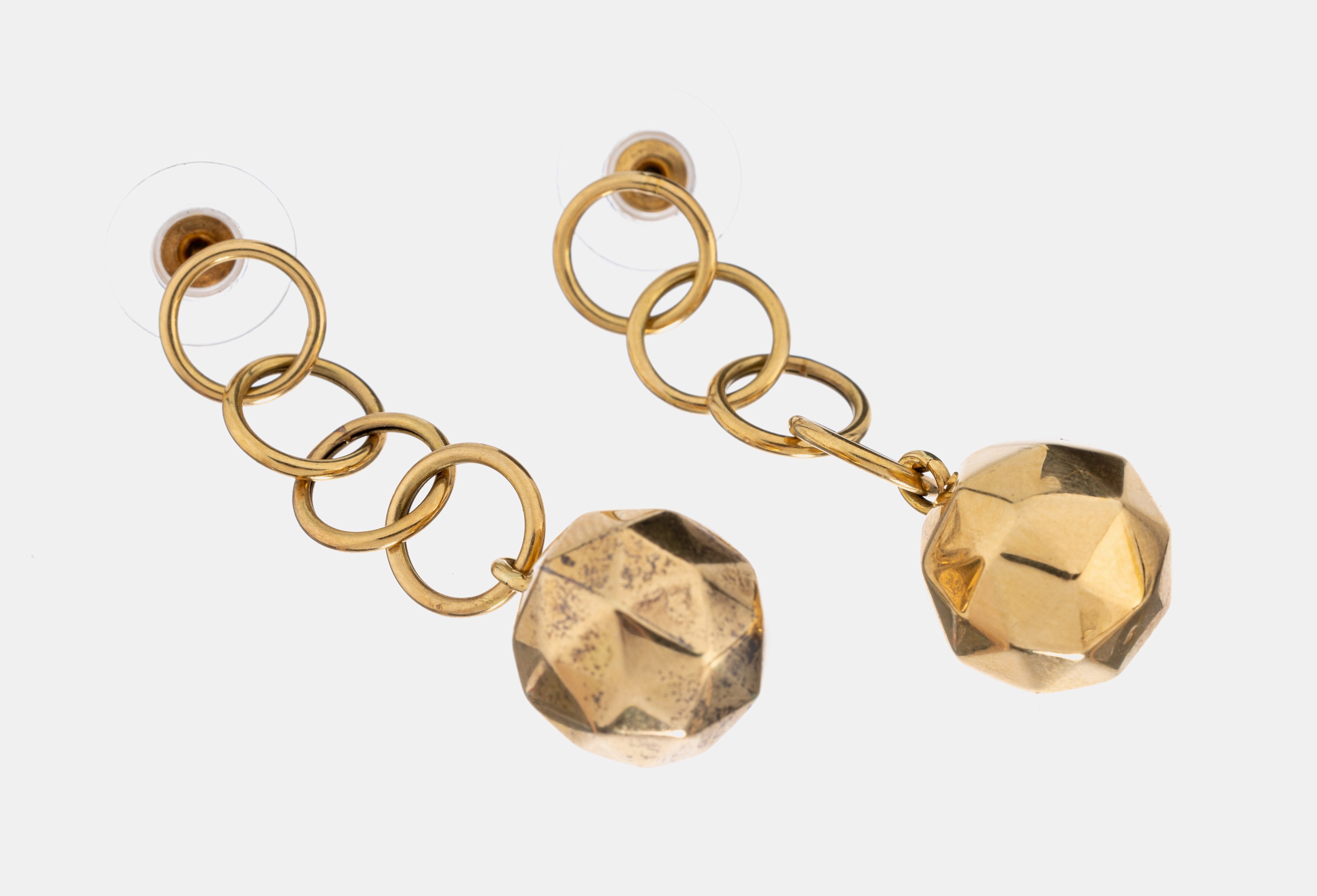 Paar 14 kt Gold Ohrstecker, GG 585/000 gepr., länglich bewegl., Abschluss mit facett.Goldkugel, L. ca. 5.5 cm, ca. 17.9 g, Brisurenaus Kunststoff
