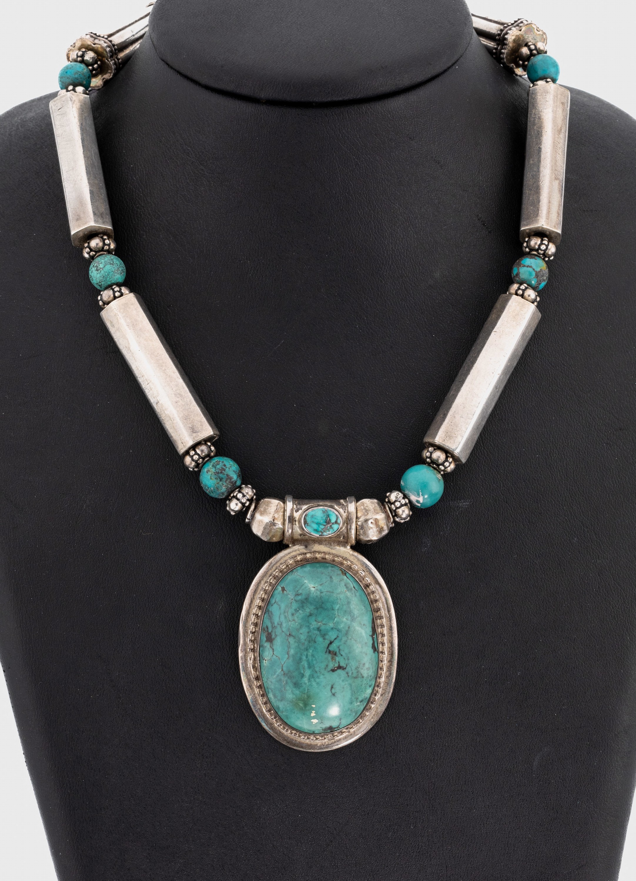 Ausgefallenes Türkis-Collier, wohl Mexiko, 1950er Jahre, 925er Silber, Mittelteil mit gr. ovalem Türkis-Cabochon, Türkis-Kugeln als ...