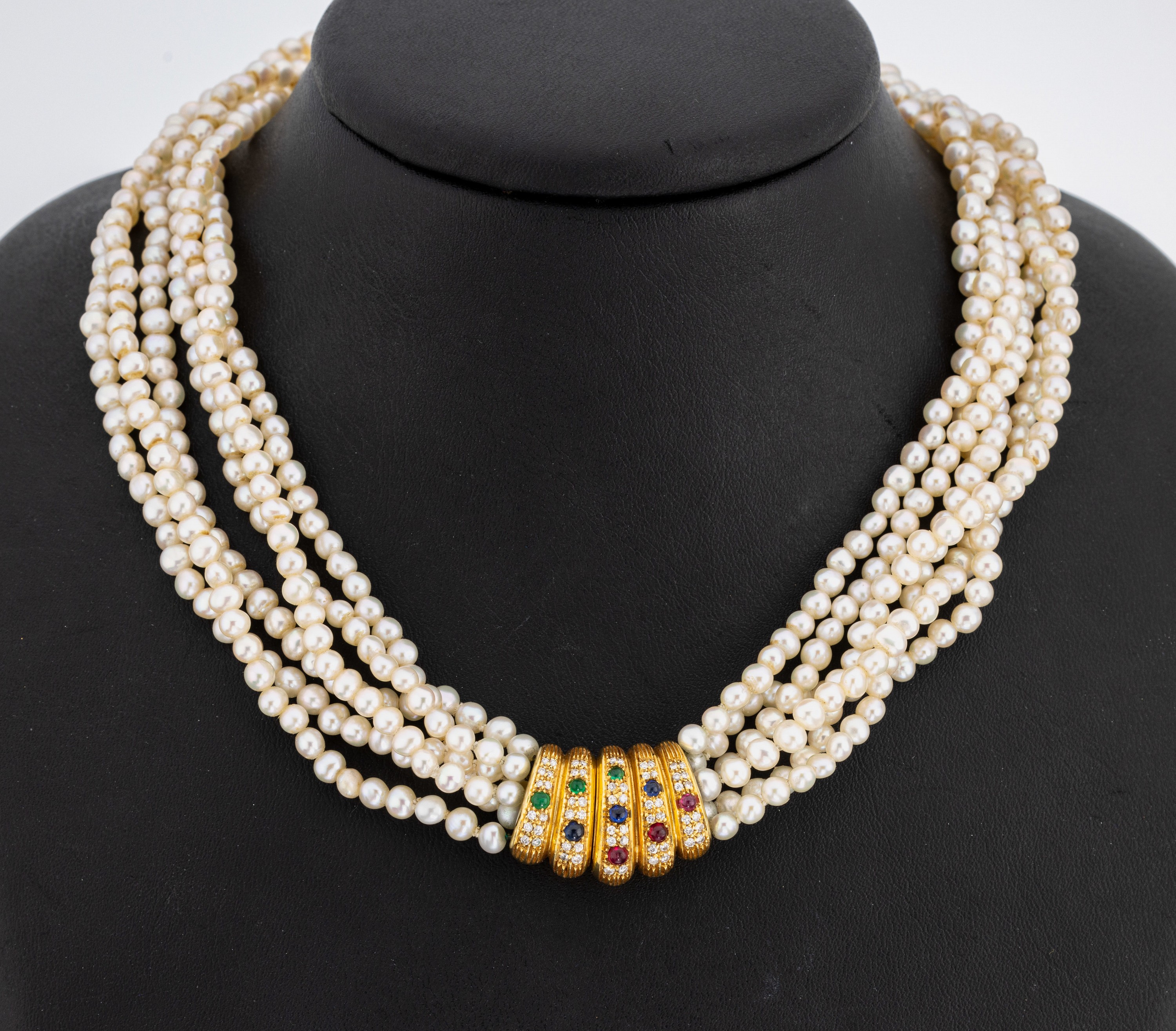 Zuchtperl-Collier mit 18 kt Gold Farbstein- Brillant-Schmuckschließe, GG 750/000 gepr.,6-rhg. unrunde Zuchtperlen, D. ca. 3.9 mm, Drehschließe mit ...