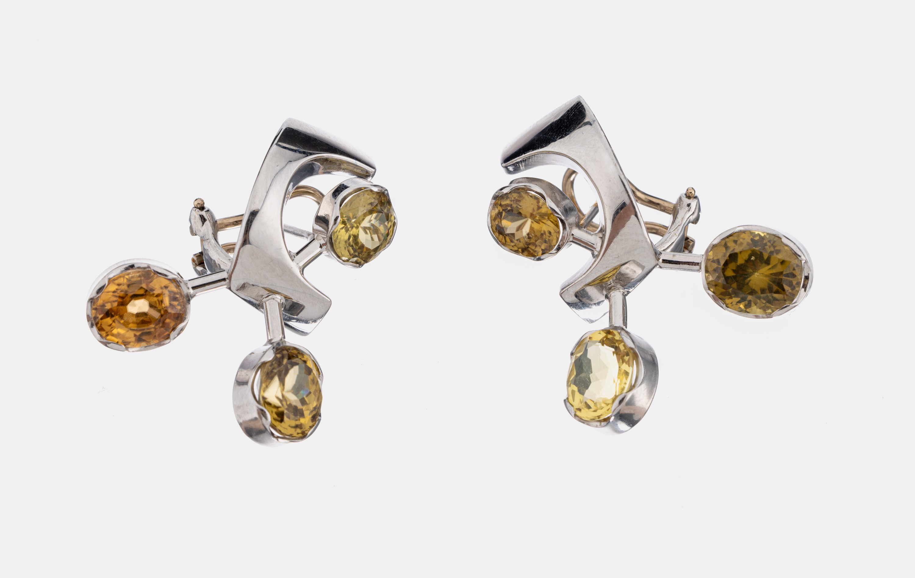 Paar 18 kt Gold Zirkon-Ohrstecker, WG 750/000, außergewöhnliche Gestaltung, 6 ovalfacett. Zirkone in versch. Farbnuancen zus. ca. 14.0 ct, ca. ...