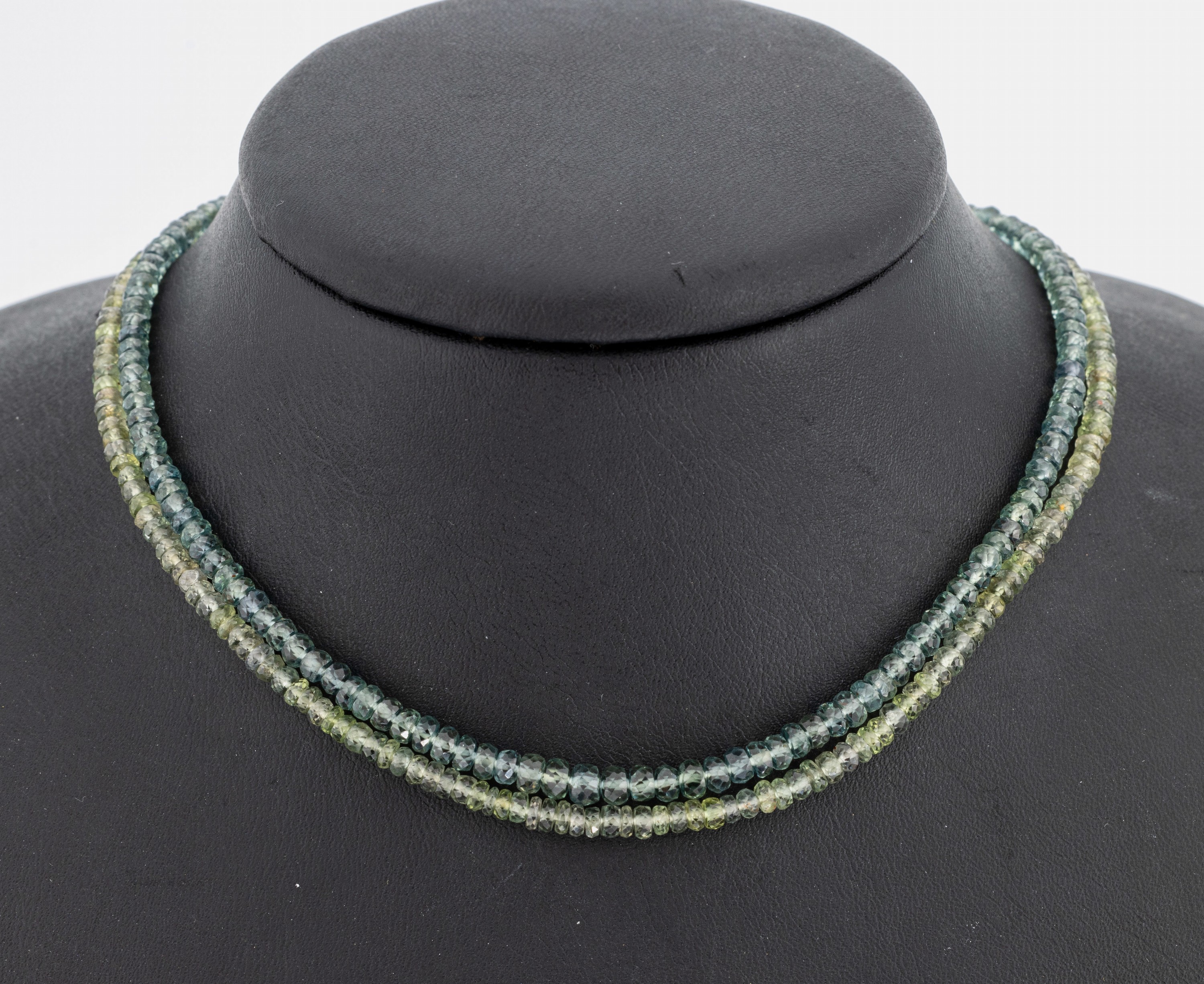Farbstein-Collier, 2-rhg. facett. Turmalin-Linsen, L. ca. 46 cm, Abschlüsse in WG, ohne Schließe