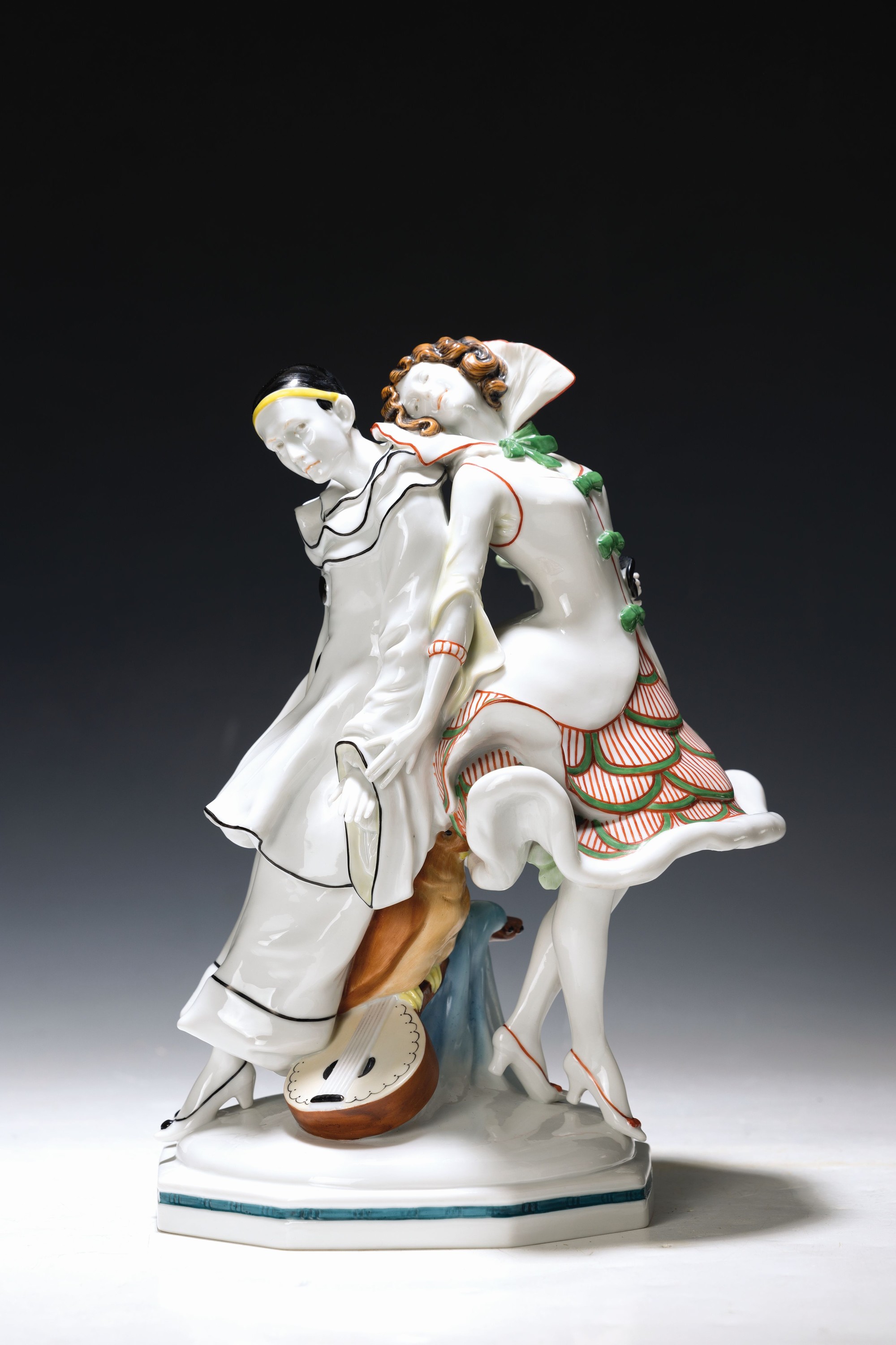 Große Porzellanfigur, deutsch, Scheibe, um 1910-20, Pierrot und Kolumbine, bunt bemalt im typischen Art-Deco, Hand und Kragen gut restauriert, H. ...