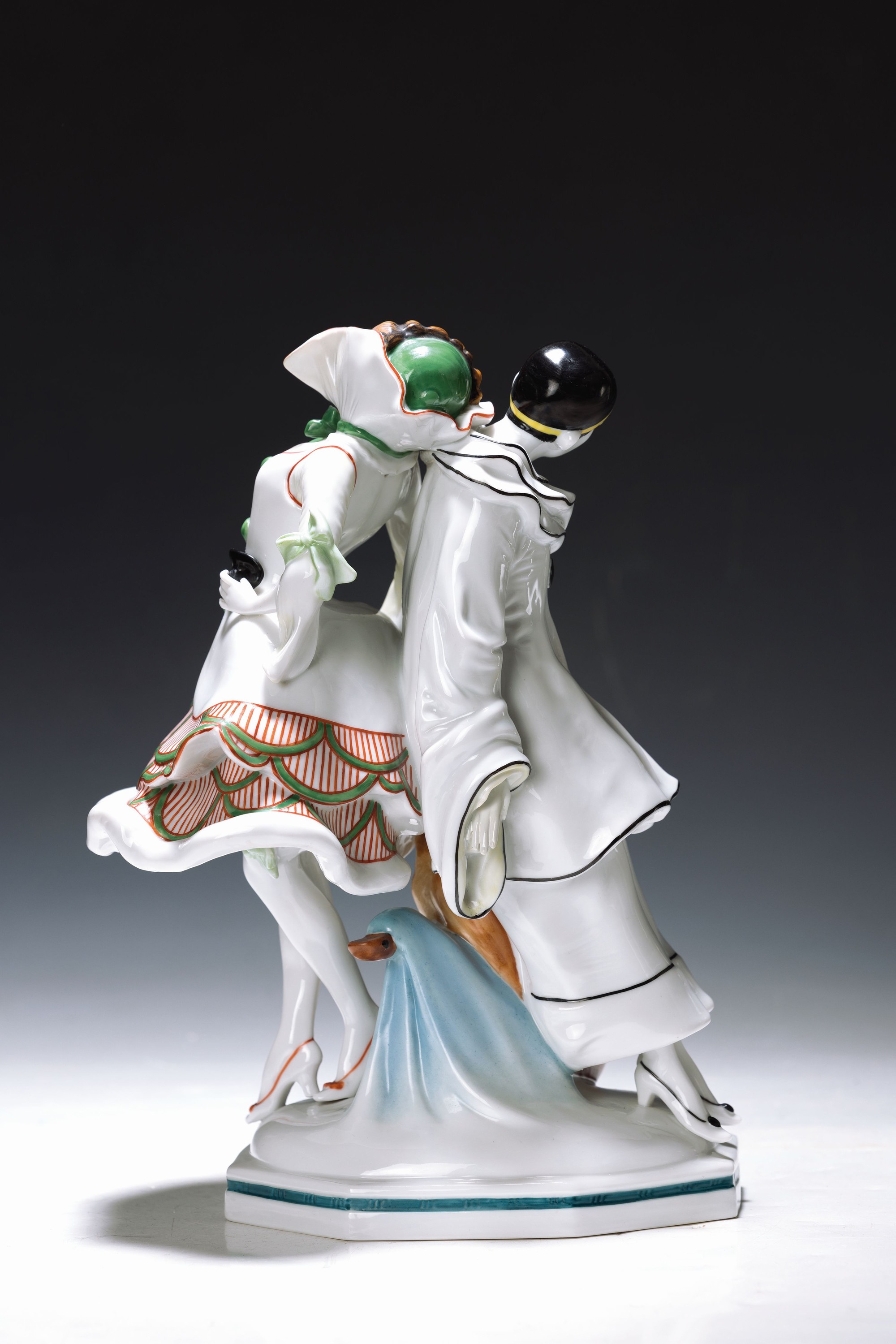 Detail a: Große Porzellanfigur, deutsch, Scheibe, um 1910-20, Pierrot und Kolumbine, bunt bemalt im typischen Art-Deco, Hand und Kragen gut restauriert, H. ...