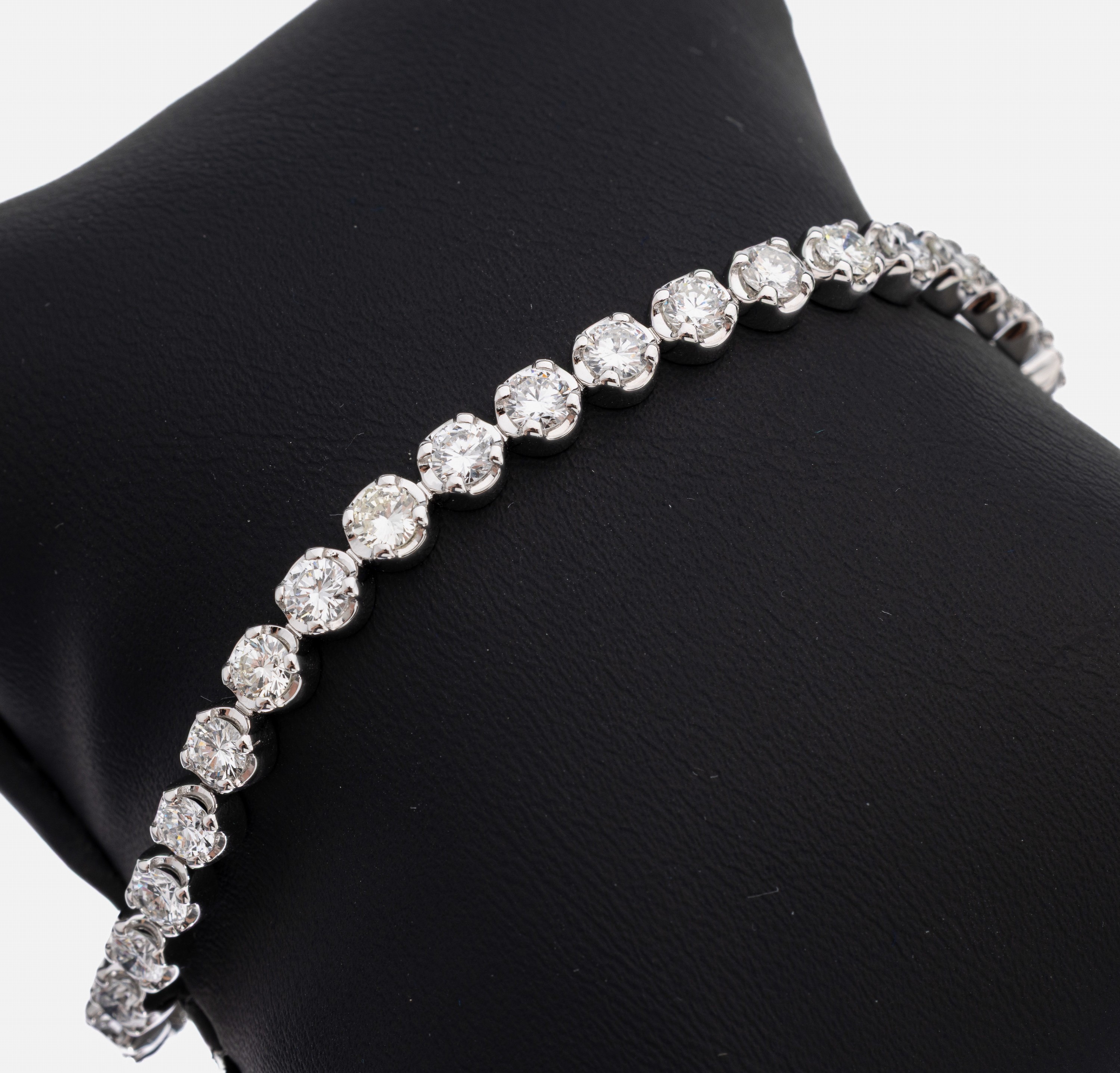 14 kt Gold Brillant-Armband, WG 585/000, 35 Brillanten zus. ca. 7.27 ct feines Weiß- Weiß/vs-si, (1 x p), Krappenfassungen, L. ca. 18.5 cm, ca. ...