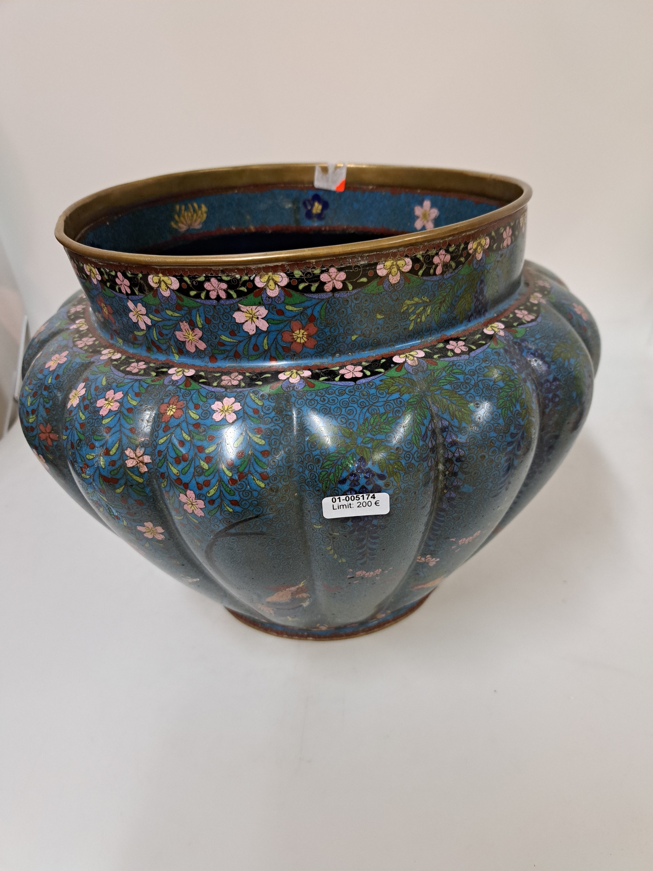 Detail a: Großes Gefäß, Japan, um 1890, Emailarbeit, gerippte Wandung, blaugrundig, florale Ornamentik, Hahn und Henne in stilisierten blühender ...