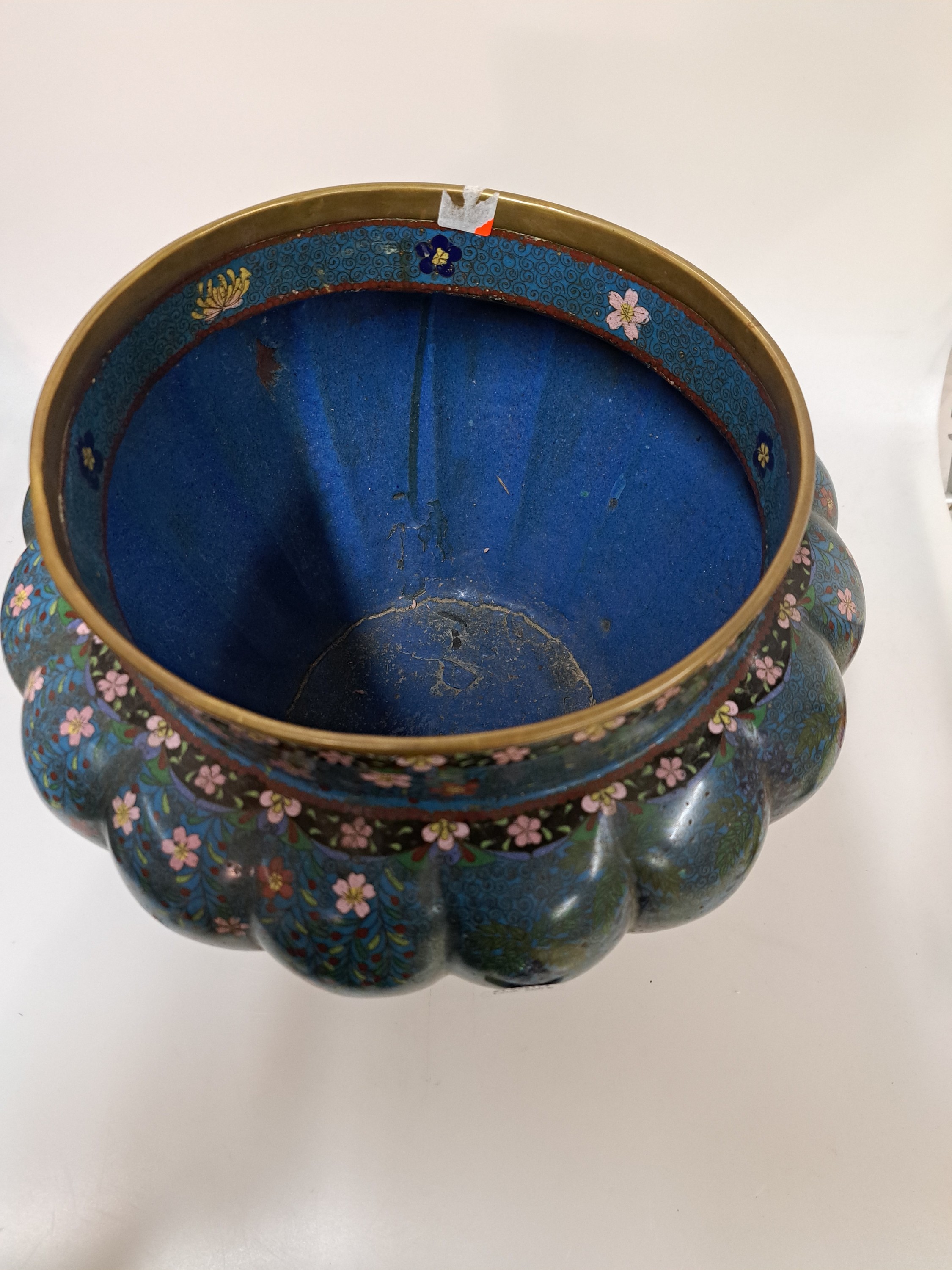 Detail b: Großes Gefäß, Japan, um 1890, Emailarbeit, gerippte Wandung, blaugrundig, florale Ornamentik, Hahn und Henne in stilisierten blühender ...