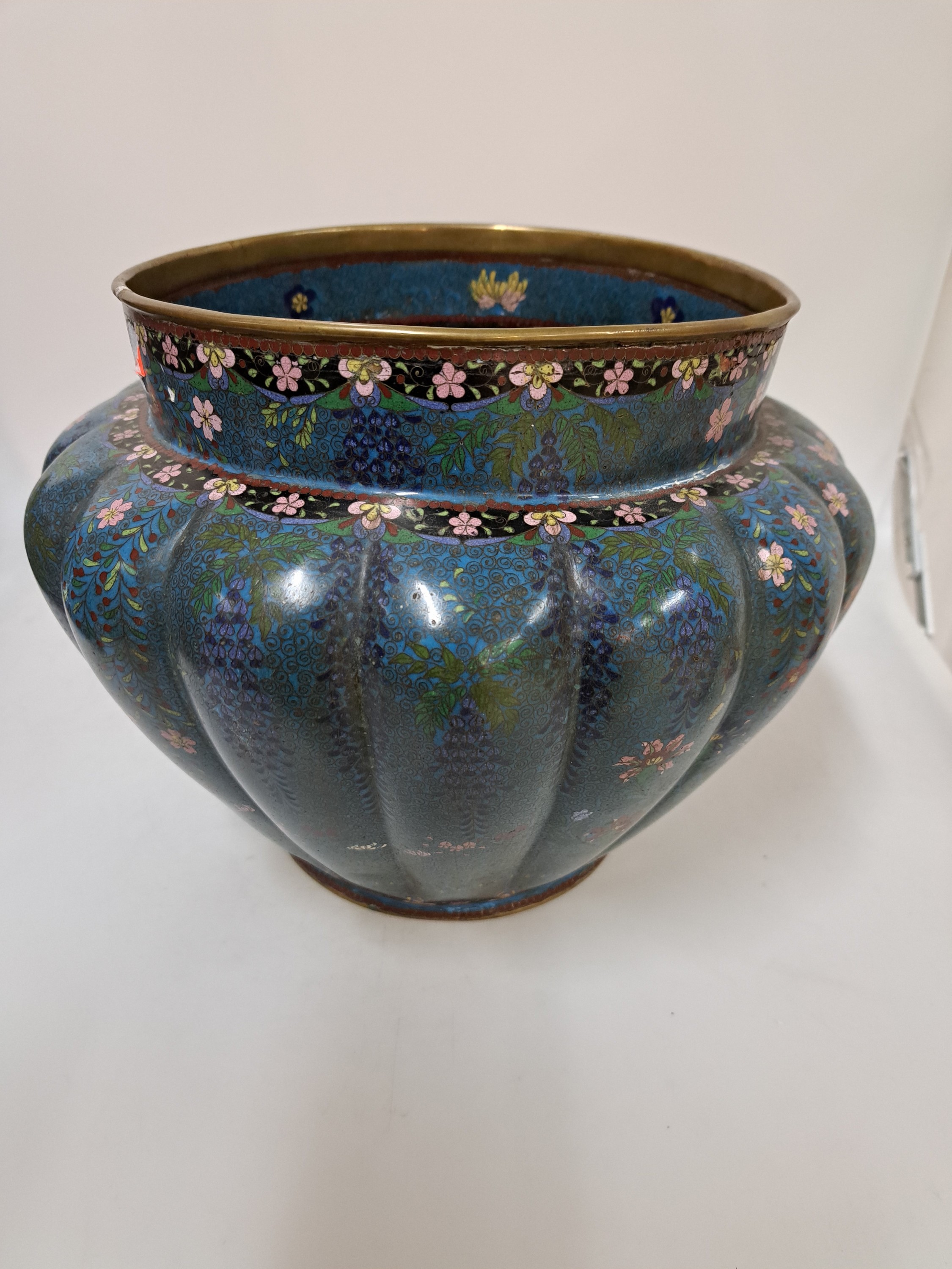 Detail c: Großes Gefäß, Japan, um 1890, Emailarbeit, gerippte Wandung, blaugrundig, florale Ornamentik, Hahn und Henne in stilisierten blühender ...