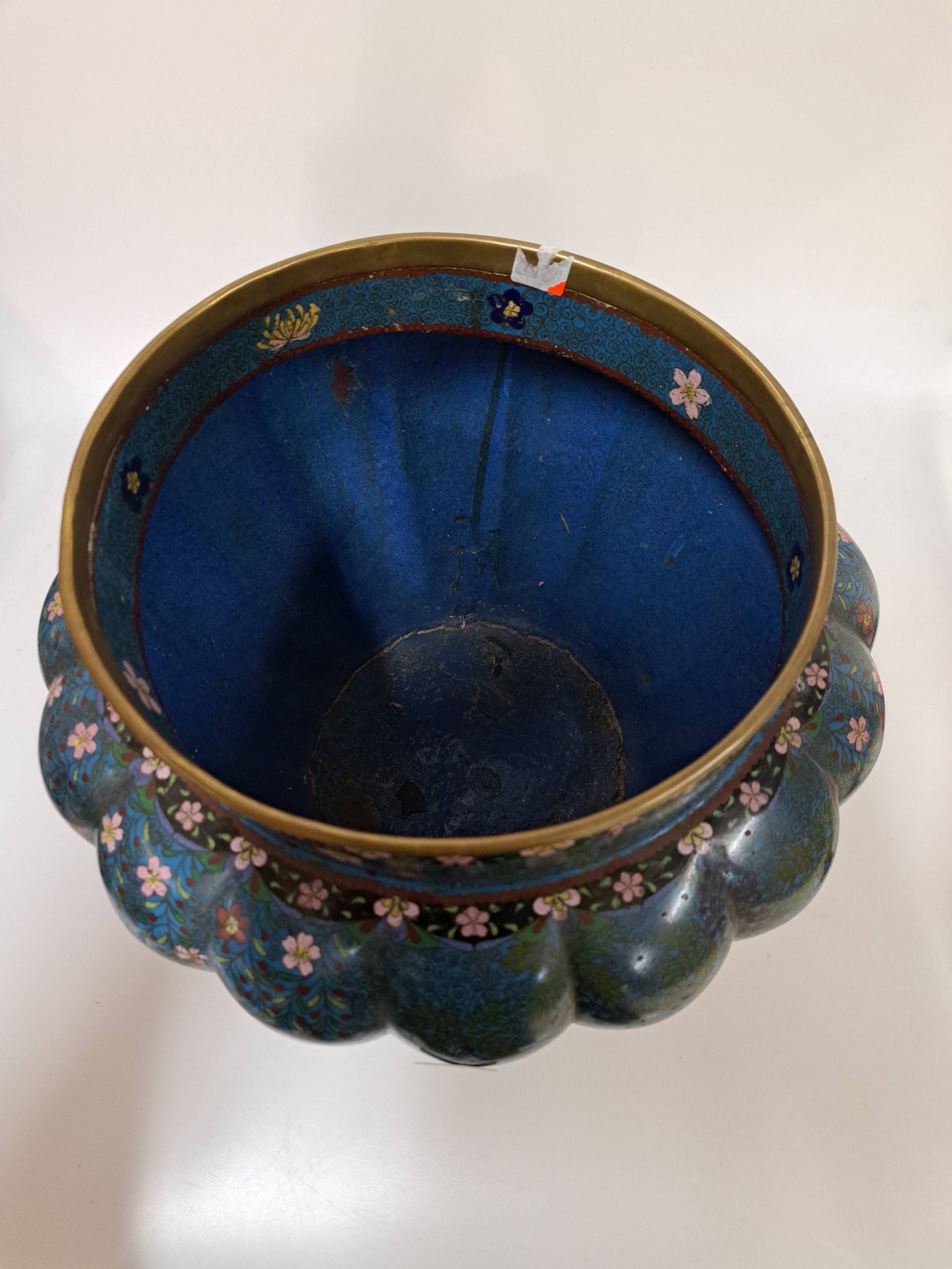 Detail d: Großes Gefäß, Japan, um 1890, Emailarbeit, gerippte Wandung, blaugrundig, florale Ornamentik, Hahn und Henne in stilisierten blühender ...