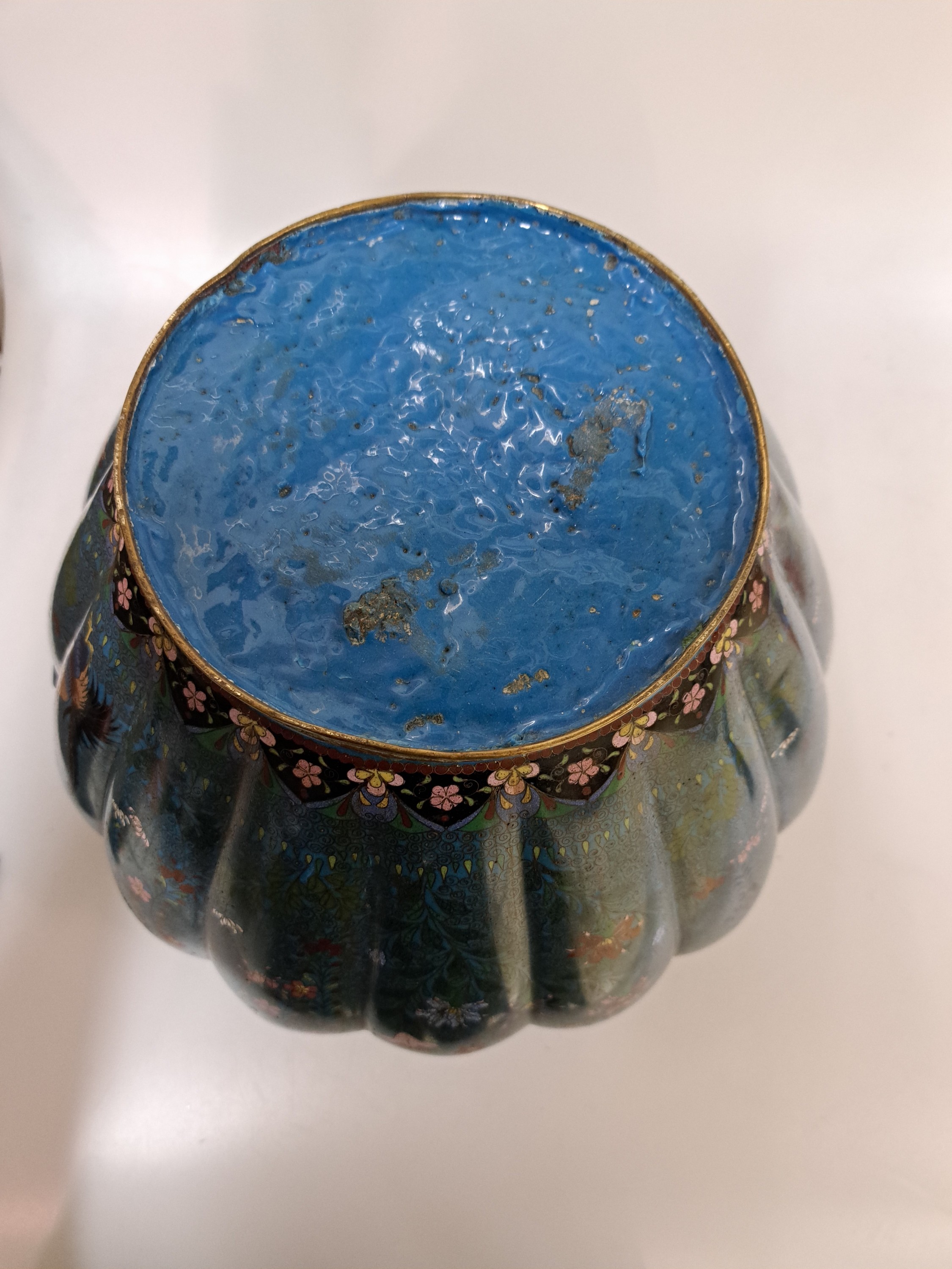 Detail e: Großes Gefäß, Japan, um 1890, Emailarbeit, gerippte Wandung, blaugrundig, florale Ornamentik, Hahn und Henne in stilisierten blühender ...