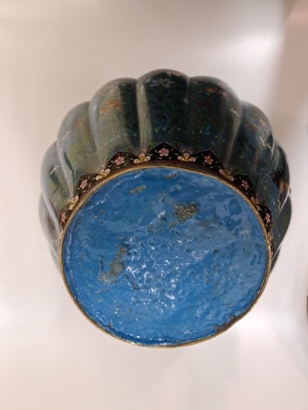 Detail f: Großes Gefäß, Japan, um 1890, Emailarbeit, gerippte Wandung, blaugrundig, florale Ornamentik, Hahn und Henne in stilisierten blühender ...