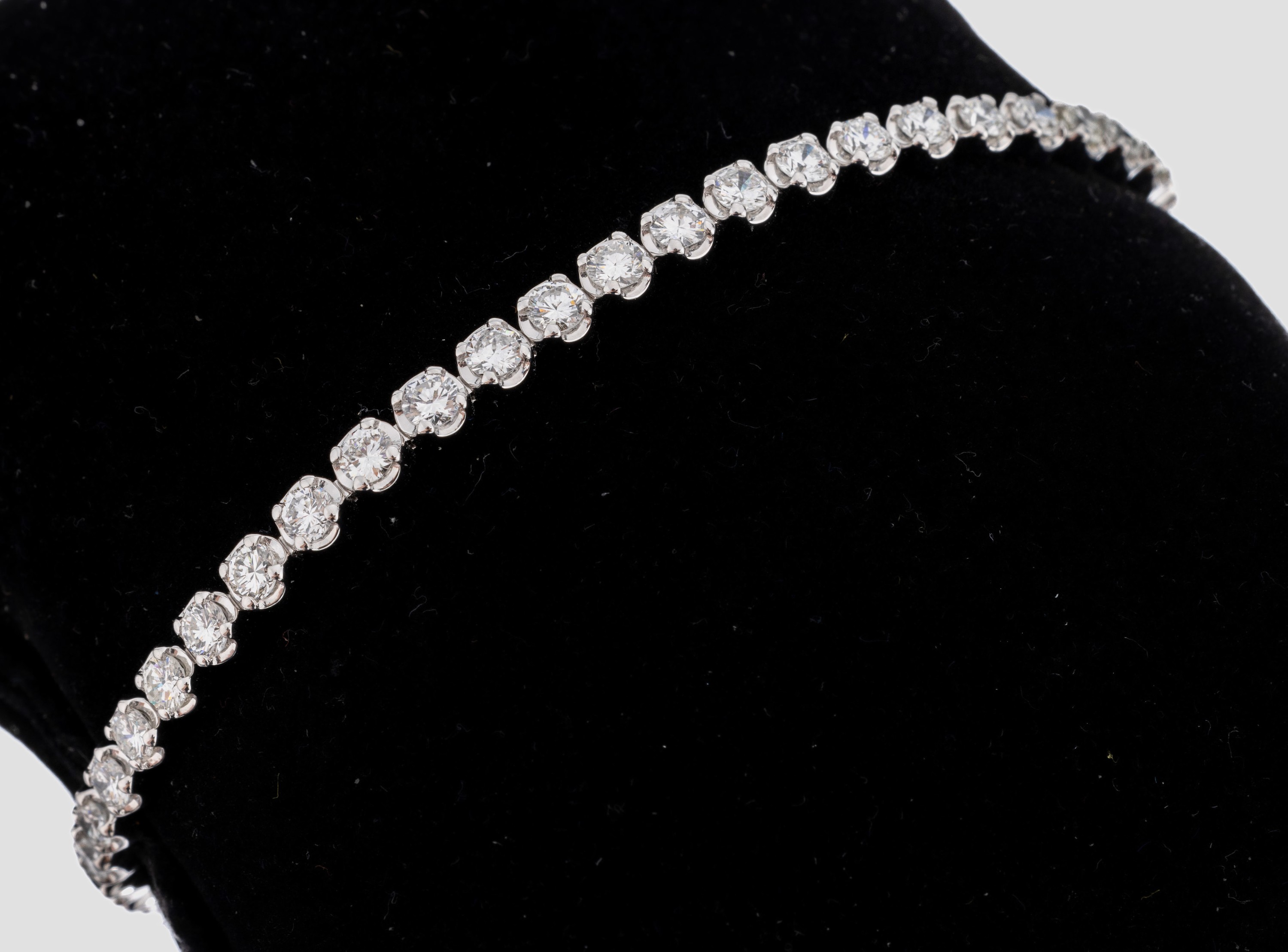 14 kt Gold Brillant-Armband, WG 585/000, 46 Brillanten zus. ca. 4.55 ct feines Weiß- Weiß/vs-si, (1 x p), Krappenfassungen, L. ca. 18.5 cm, ca. ...