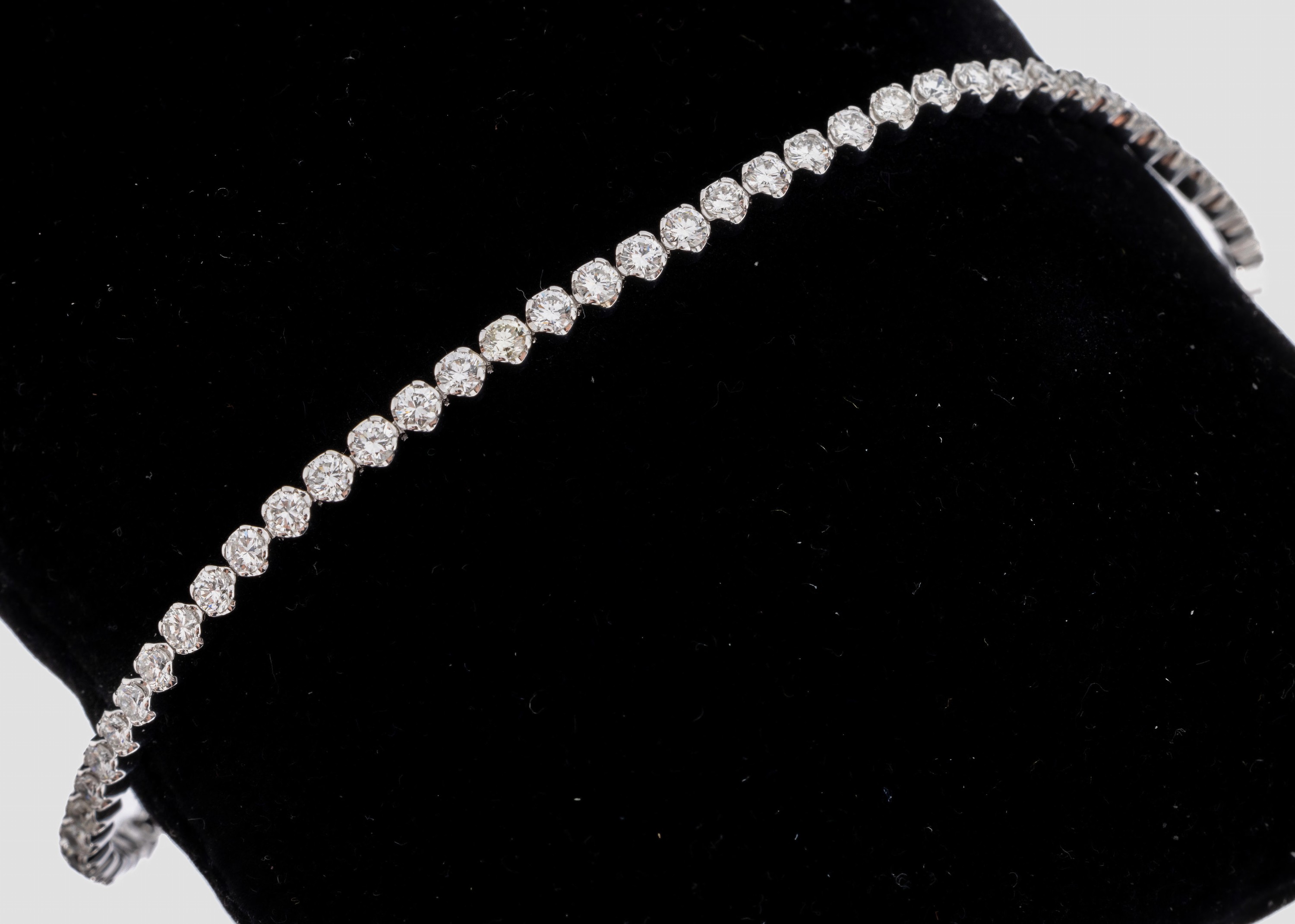 14 kt Gold Brillant-Armband, WG 585/000, 65 Brillanten zus. ca. 2.73 ct feines Weiß- Weiß/vs-si, (1 x p), Krappenfassungen, L. ca. 18.5 cm, ca. ...