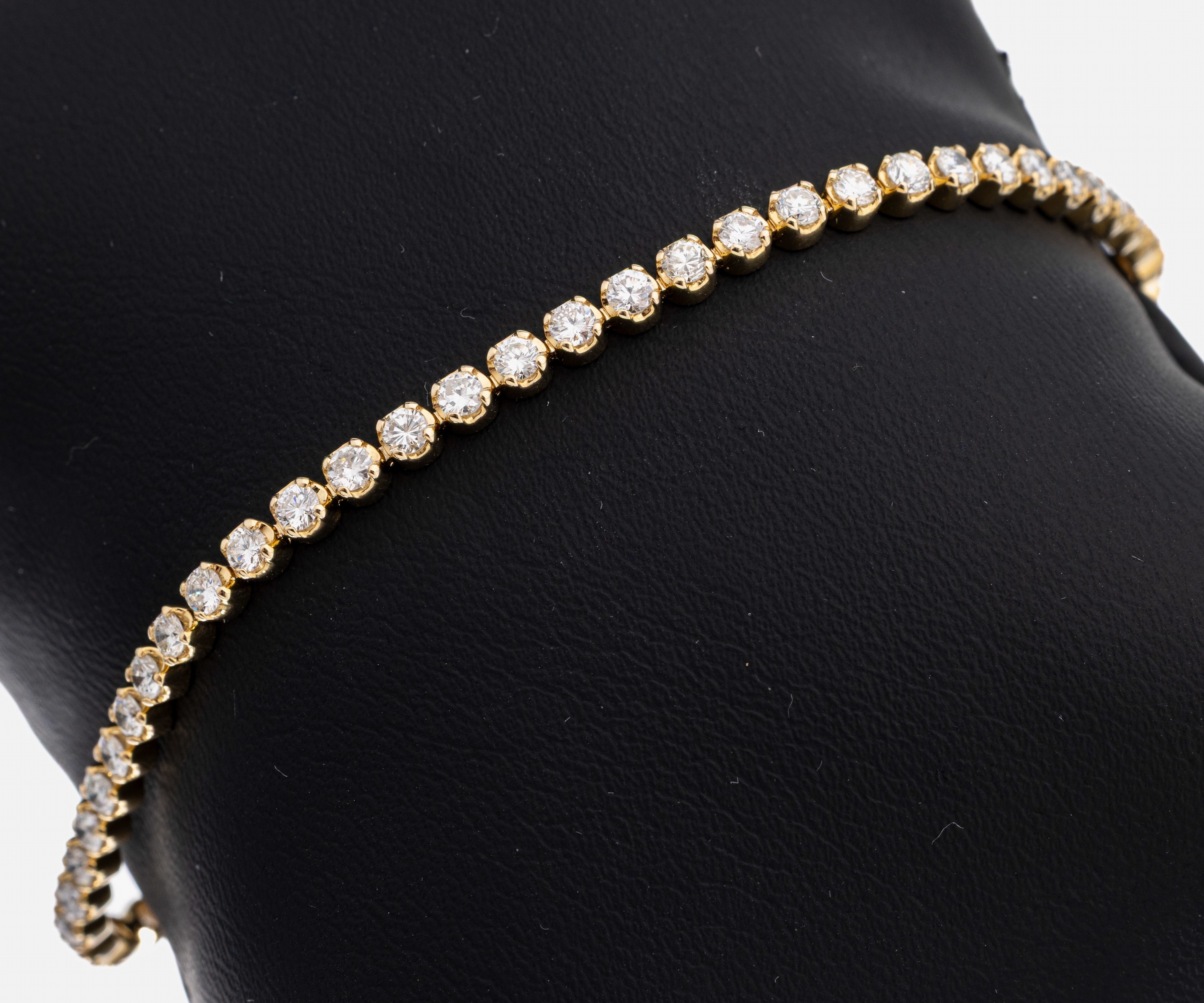 14 kt Gold Brillant-Armband, GG 585/000, 58 Brillanten zus. ca. 2.89 ct feines Weiß- Weiß/vs-si, (1 x p), Krappenfassungen, L. ca. 18.5 cm, ca. ...