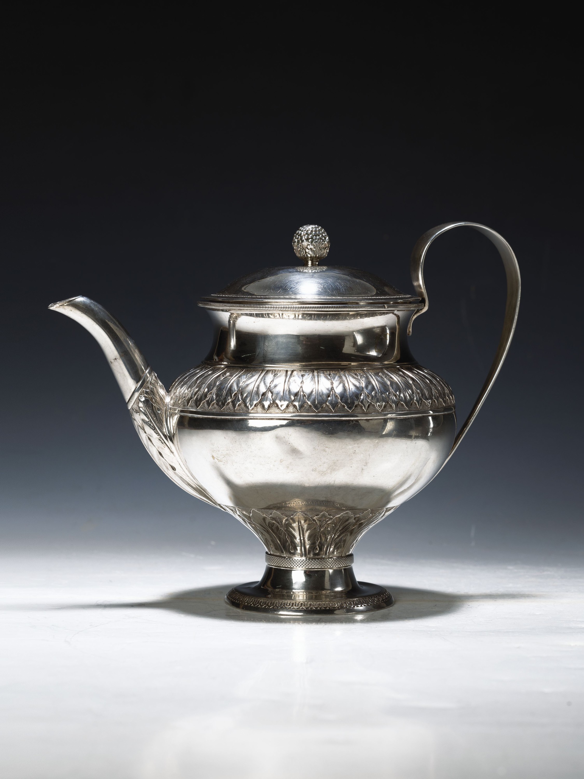 Klassizismus Teekanne, deutsch, wohl Berlin, Ende 18.Jh./1800, Silber, Akanthusblattfries, Deckel mit Zapfenstaffage, Tremolierstrich, Meistermarke ...