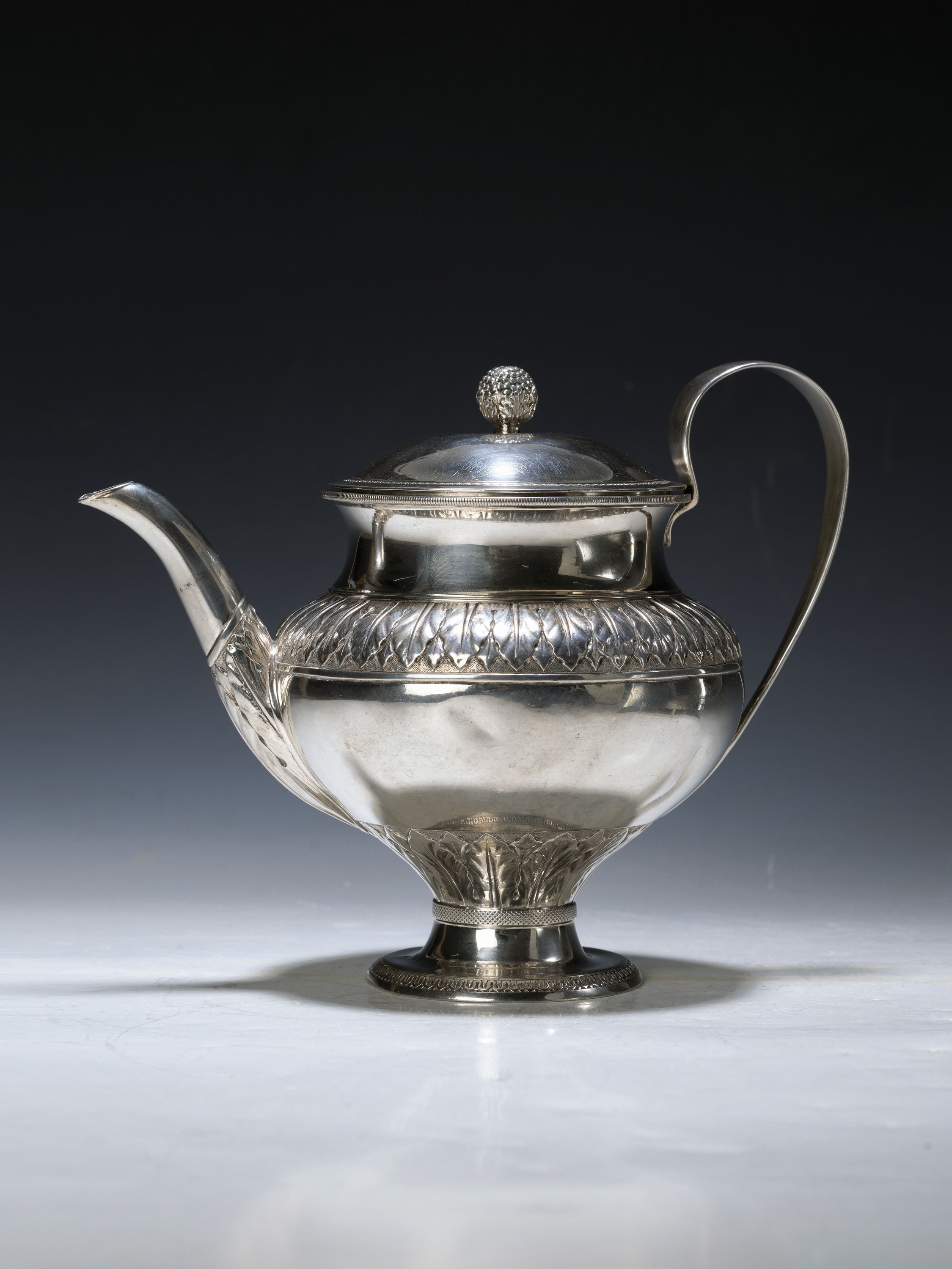Detail a: Klassizismus Teekanne, deutsch, wohl Berlin, Ende 18.Jh./1800, Silber, Akanthusblattfries, Deckel mit Zapfenstaffage, Tremolierstrich, Meistermarke ...