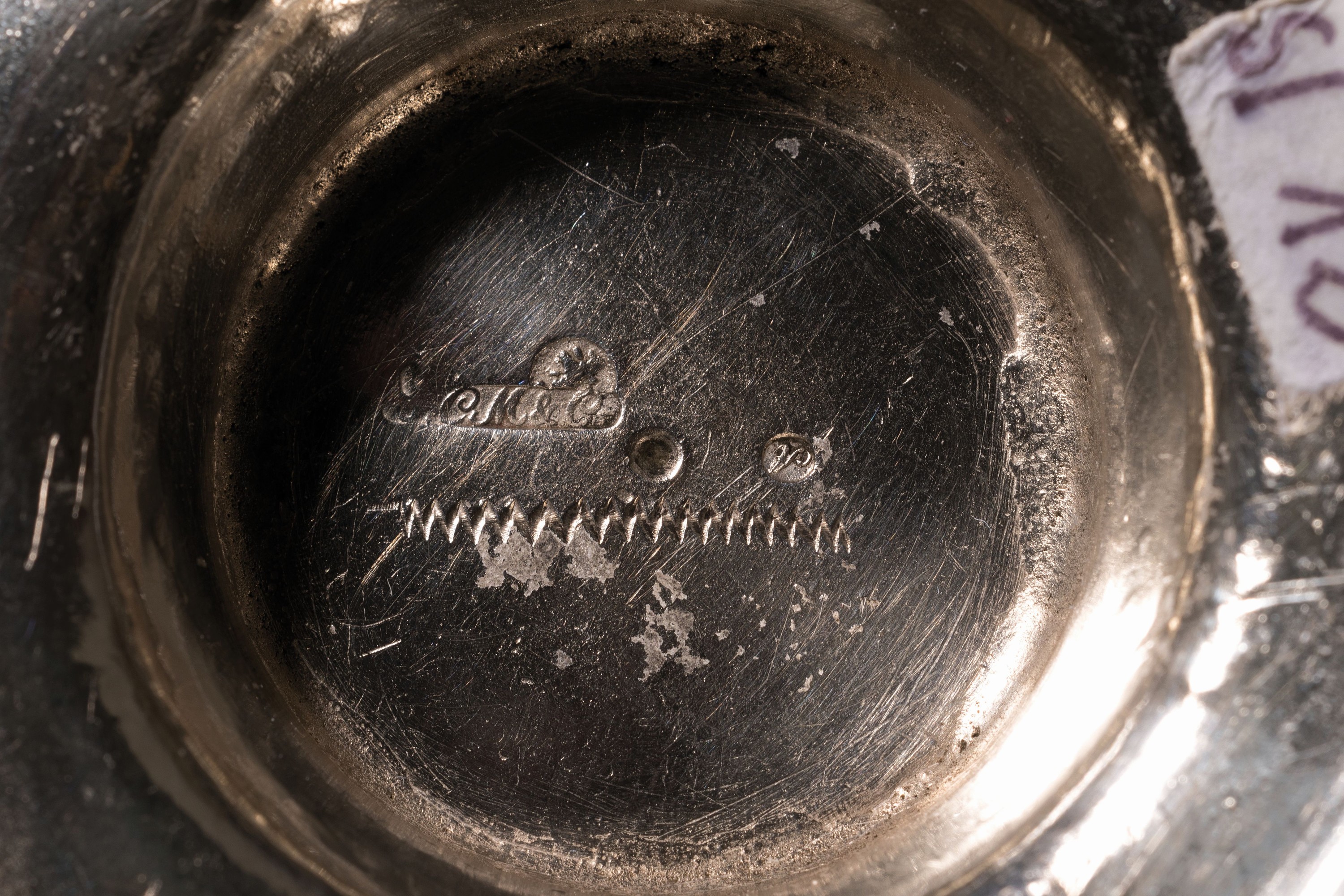 Detail b: Klassizismus Teekanne, deutsch, wohl Berlin, Ende 18.Jh./1800, Silber, Akanthusblattfries, Deckel mit Zapfenstaffage, Tremolierstrich, Meistermarke ...