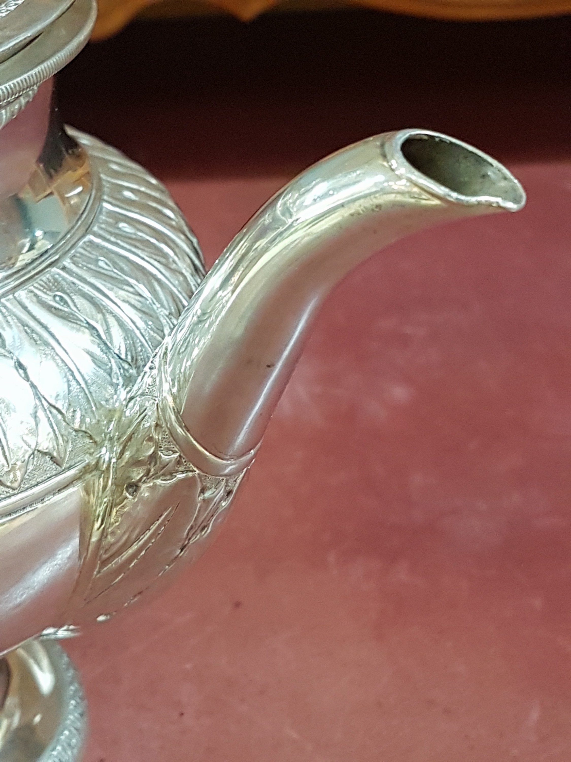 Detail f: Klassizismus Teekanne, deutsch, wohl Berlin, Ende 18.Jh./1800, Silber, Akanthusblattfries, Deckel mit Zapfenstaffage, Tremolierstrich, Meistermarke ...