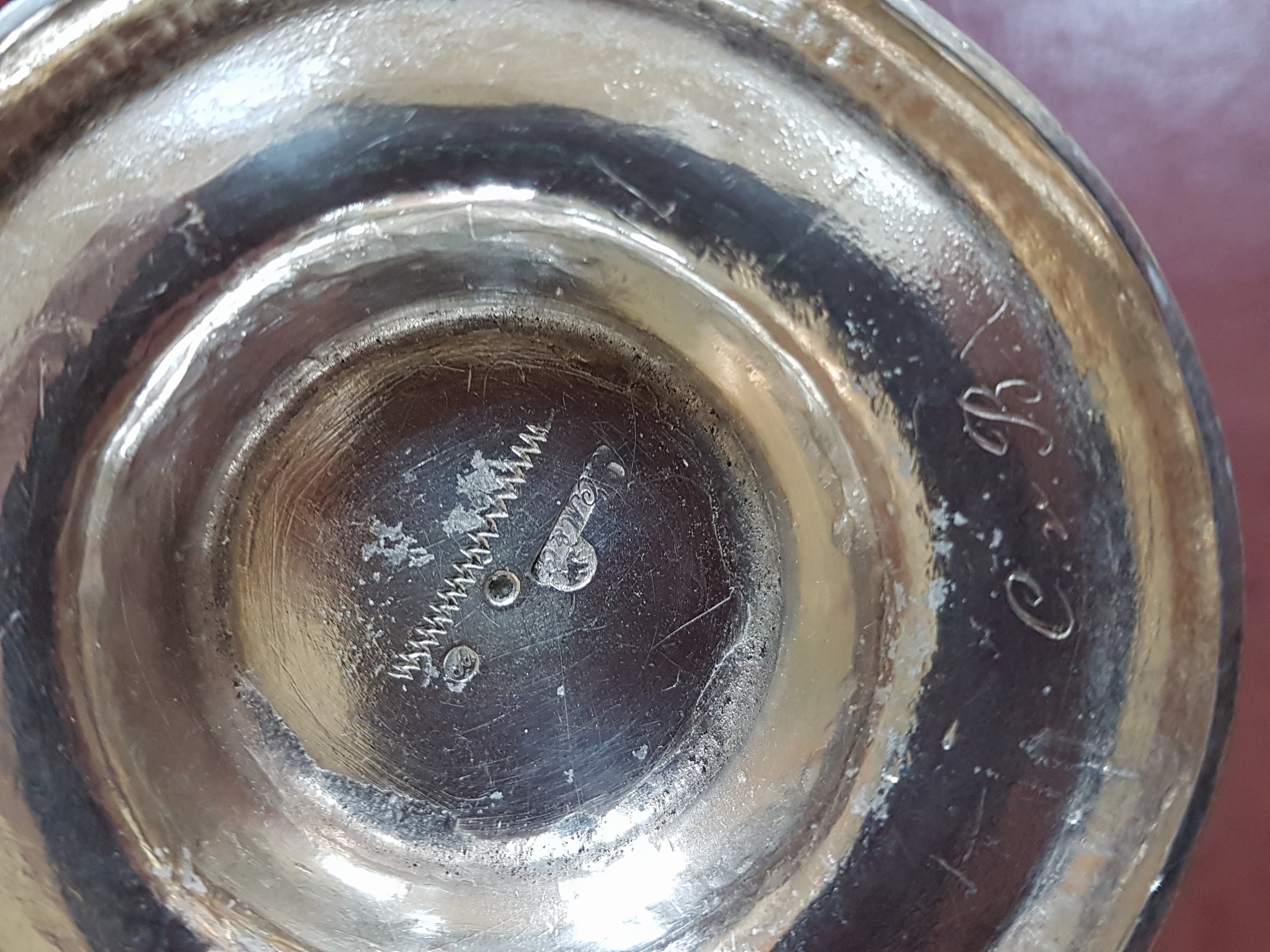 Detail i: Klassizismus Teekanne, deutsch, wohl Berlin, Ende 18.Jh./1800, Silber, Akanthusblattfries, Deckel mit Zapfenstaffage, Tremolierstrich, Meistermarke ...