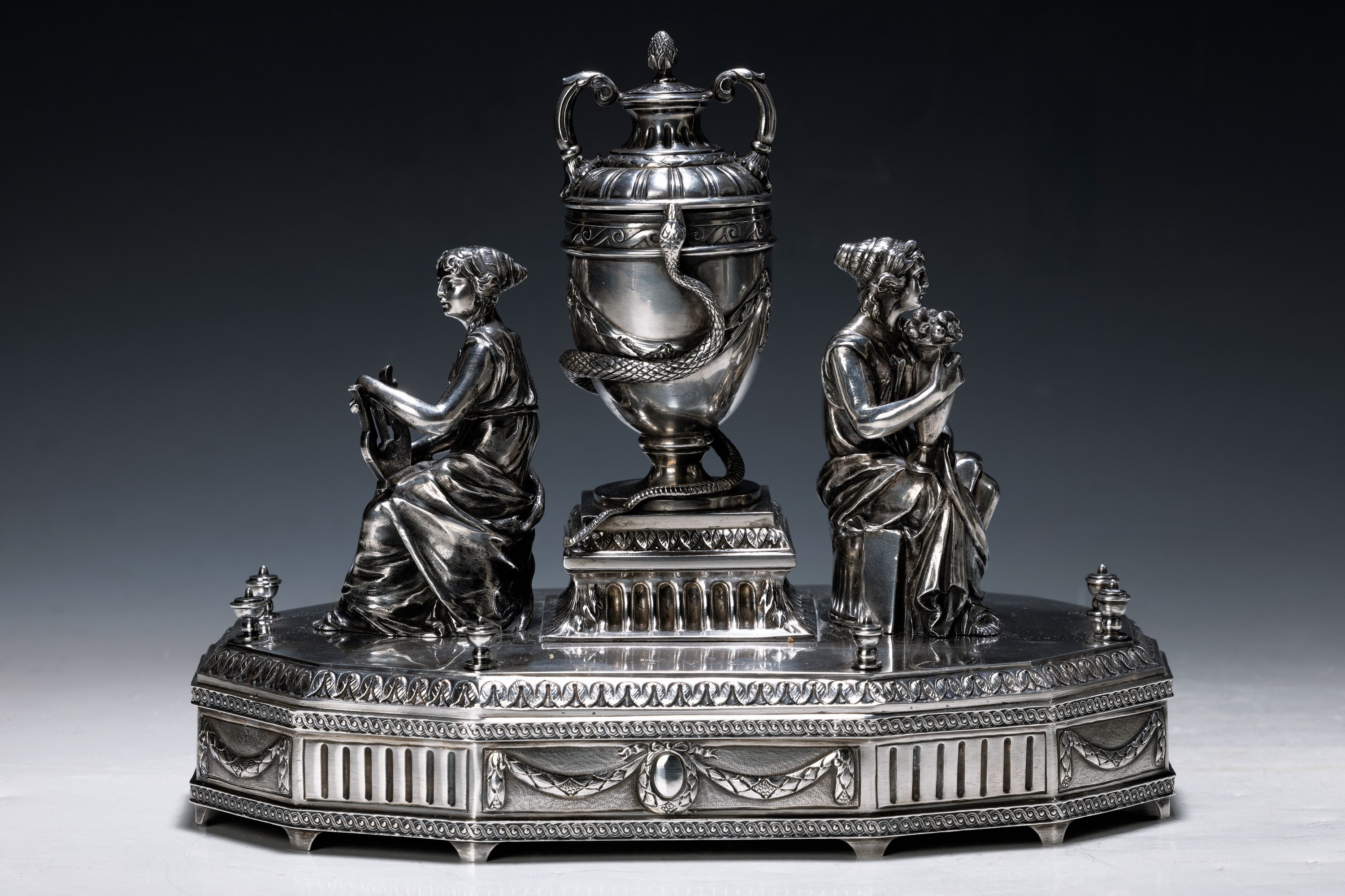 Saliere, wohl Hanau, 2.Hälfte 19.Jh., Silber, polygonaler Sockel mit klassizistischen Stilelementen, Urnenvase mit aufklappbarem Deckel und ...