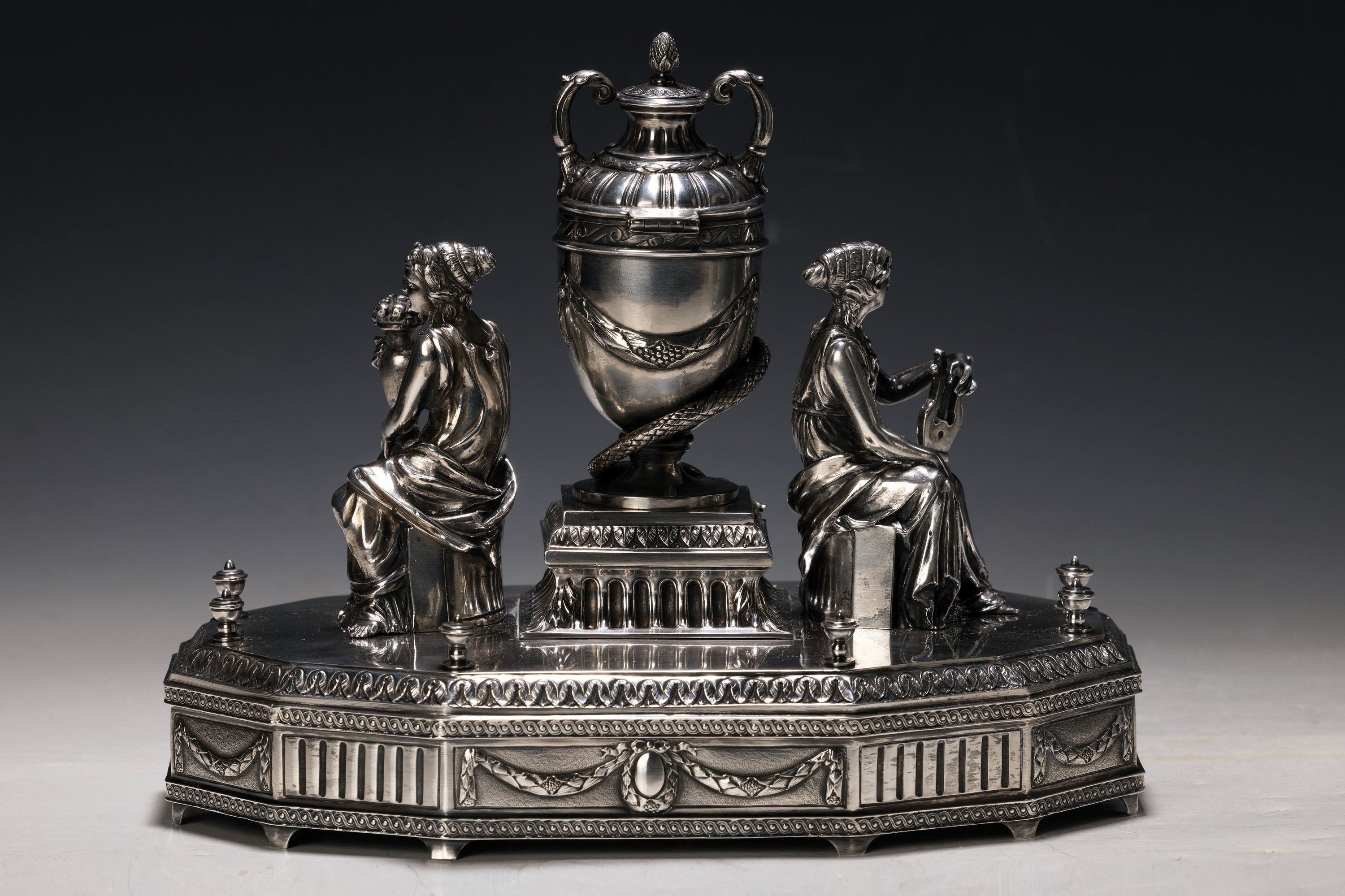 Detail a: Saliere, wohl Hanau, 2.Hälfte 19.Jh., Silber, polygonaler Sockel mit klassizistischen Stilelementen, Urnenvase mit aufklappbarem Deckel und ...