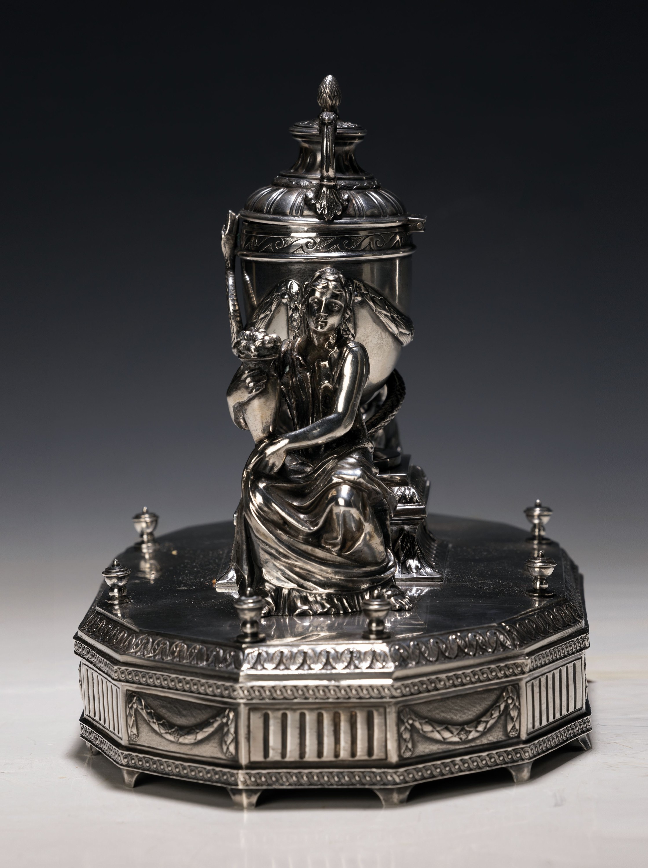 Detail b: Saliere, wohl Hanau, 2.Hälfte 19.Jh., Silber, polygonaler Sockel mit klassizistischen Stilelementen, Urnenvase mit aufklappbarem Deckel und ...