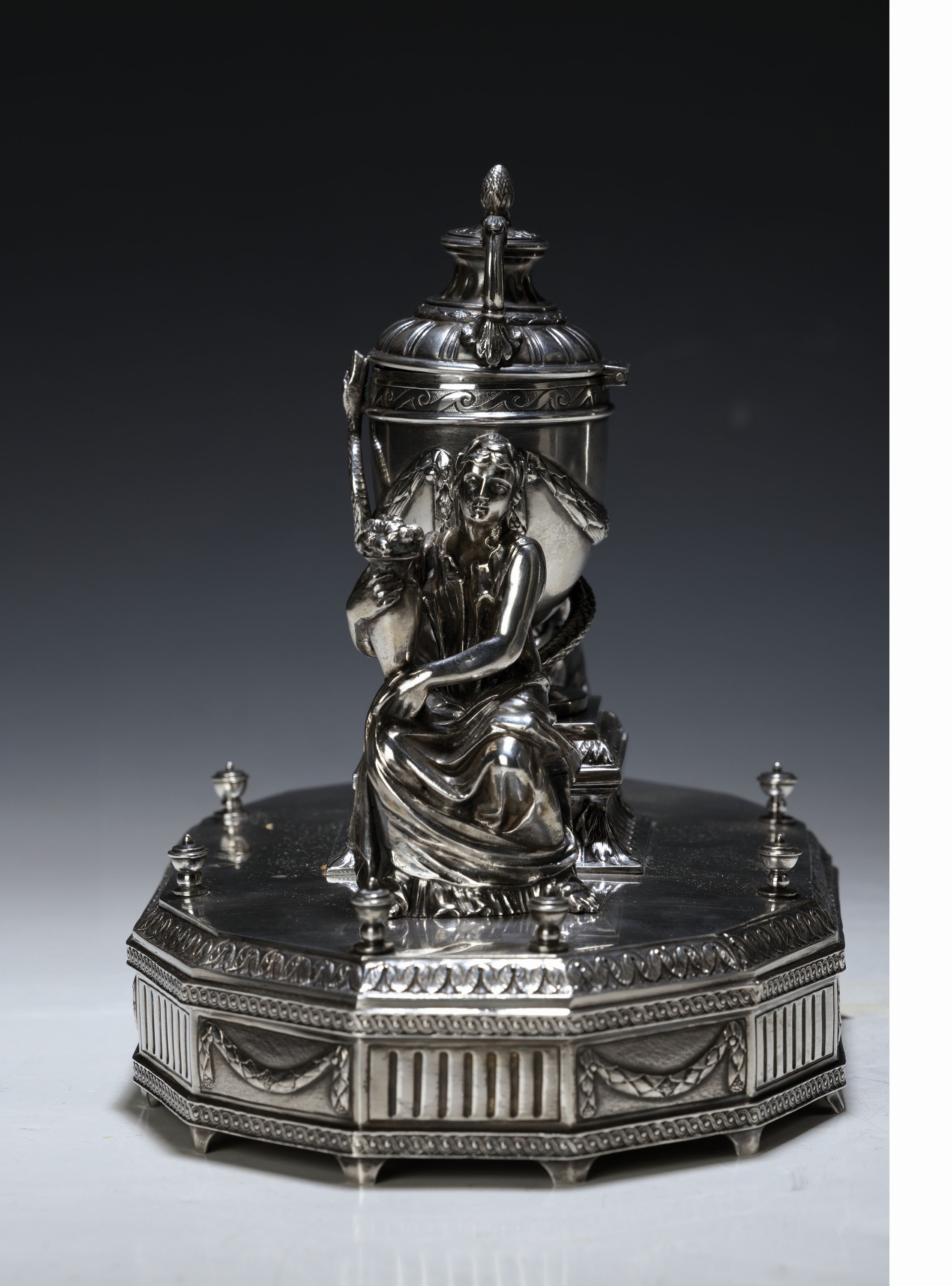 Detail c: Saliere, wohl Hanau, 2.Hälfte 19.Jh., Silber, polygonaler Sockel mit klassizistischen Stilelementen, Urnenvase mit aufklappbarem Deckel und ...