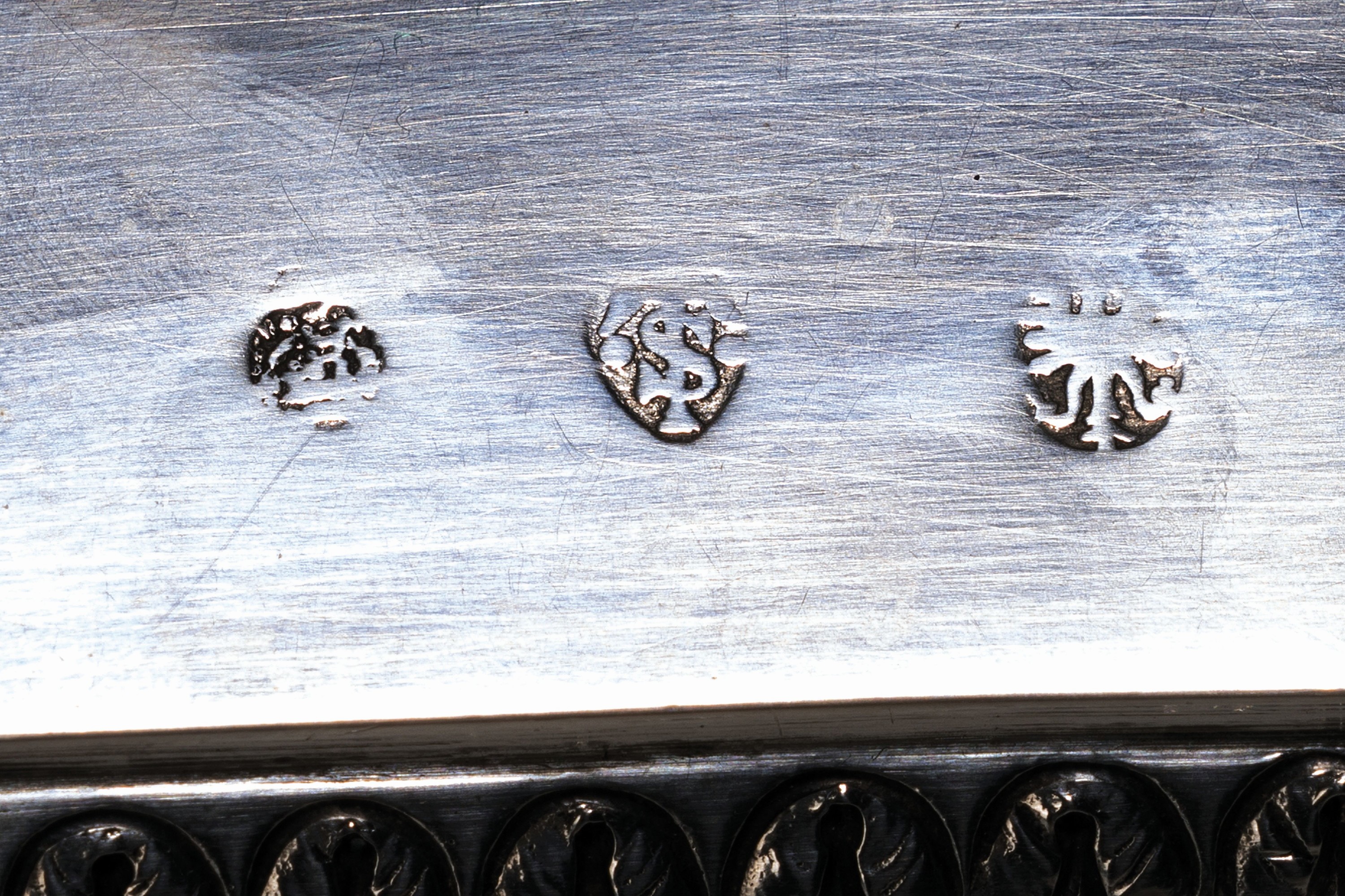 Detail d: Saliere, wohl Hanau, 2.Hälfte 19.Jh., Silber, polygonaler Sockel mit klassizistischen Stilelementen, Urnenvase mit aufklappbarem Deckel und ...