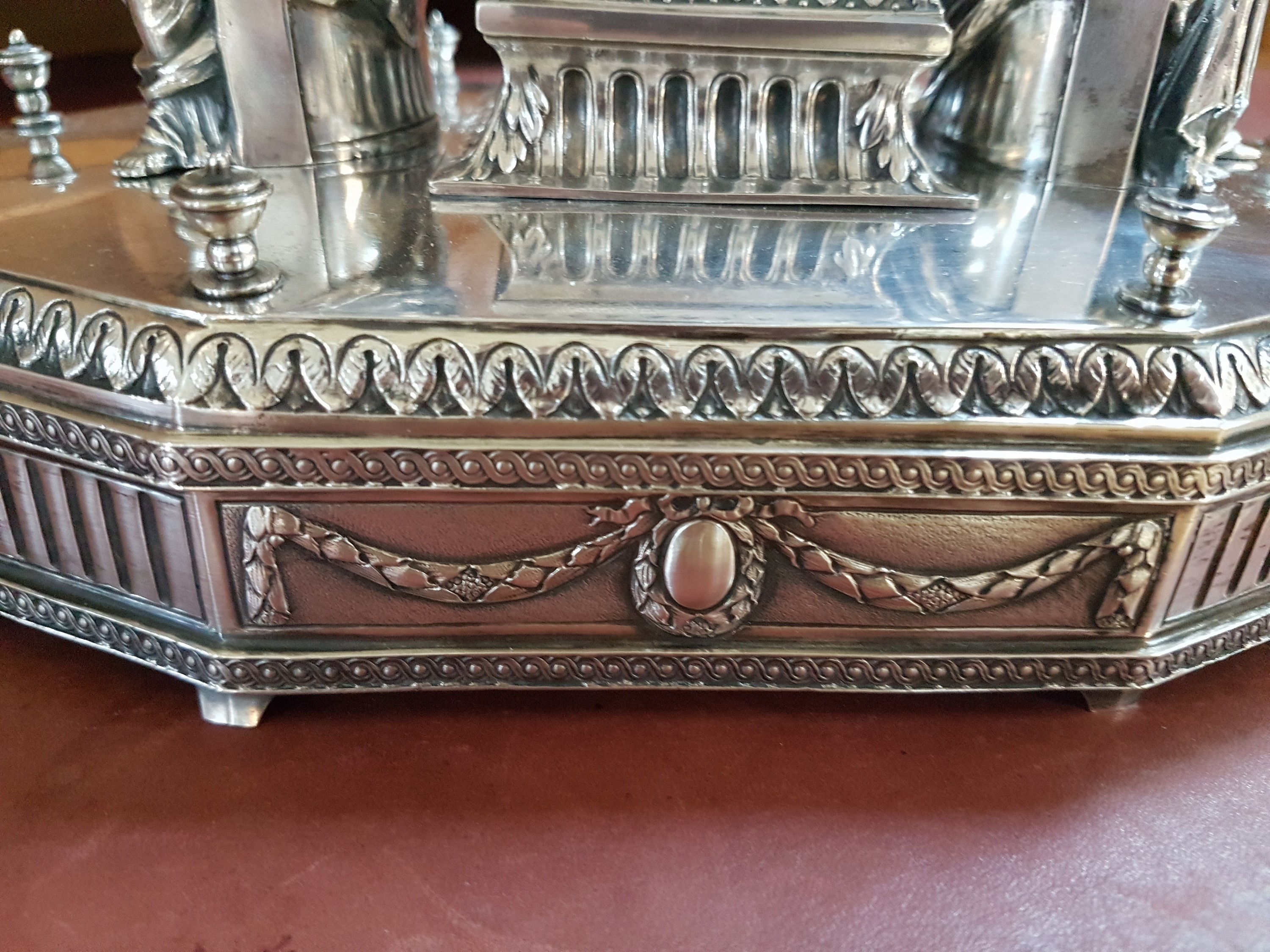 Detail i: Saliere, wohl Hanau, 2.Hälfte 19.Jh., Silber, polygonaler Sockel mit klassizistischen Stilelementen, Urnenvase mit aufklappbarem Deckel und ...