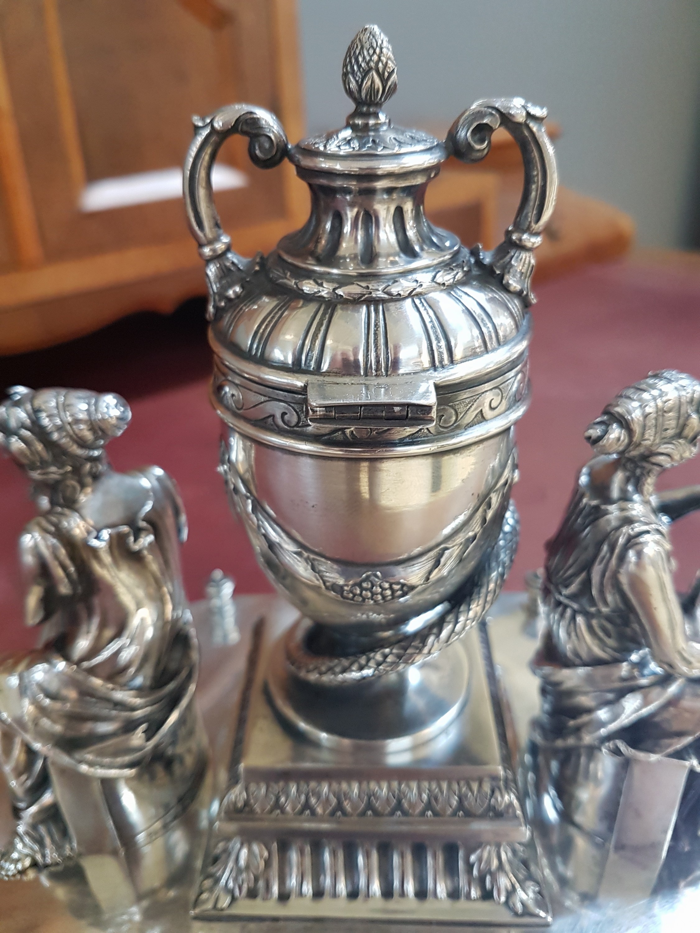 Detail j: Saliere, wohl Hanau, 2.Hälfte 19.Jh., Silber, polygonaler Sockel mit klassizistischen Stilelementen, Urnenvase mit aufklappbarem Deckel und ...