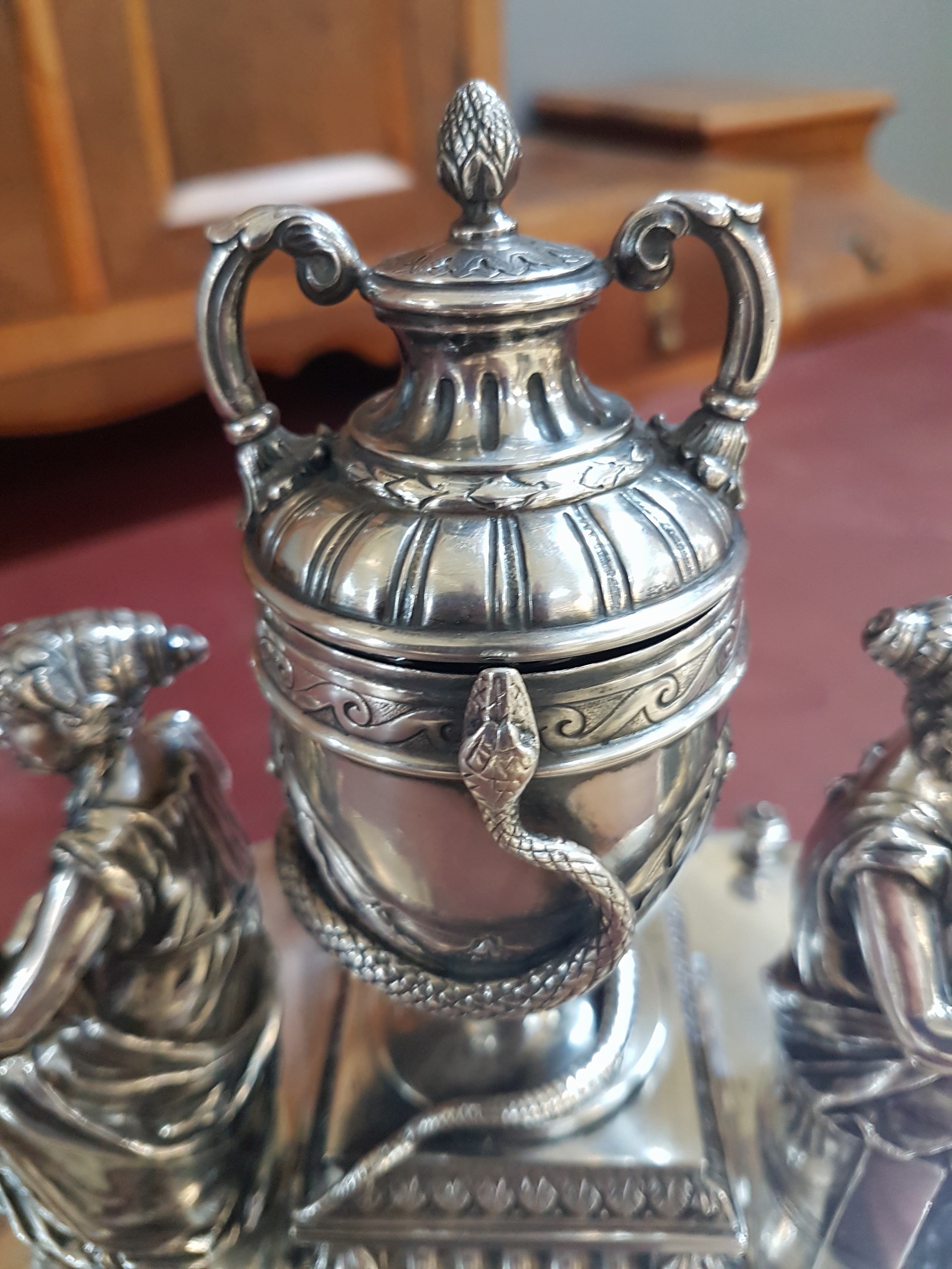 Detail k: Saliere, wohl Hanau, 2.Hälfte 19.Jh., Silber, polygonaler Sockel mit klassizistischen Stilelementen, Urnenvase mit aufklappbarem Deckel und ...