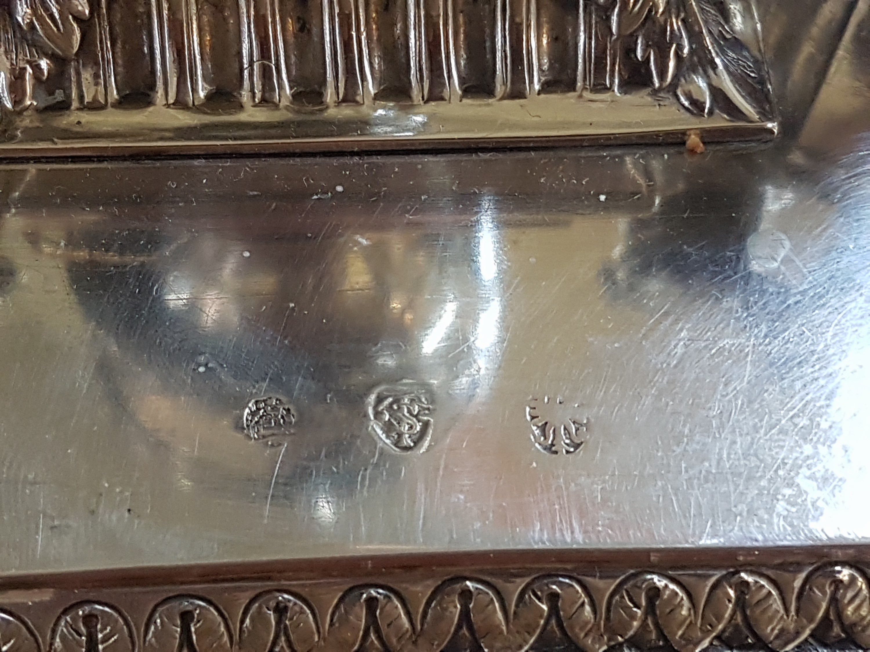 Detail l: Saliere, wohl Hanau, 2.Hälfte 19.Jh., Silber, polygonaler Sockel mit klassizistischen Stilelementen, Urnenvase mit aufklappbarem Deckel und ...