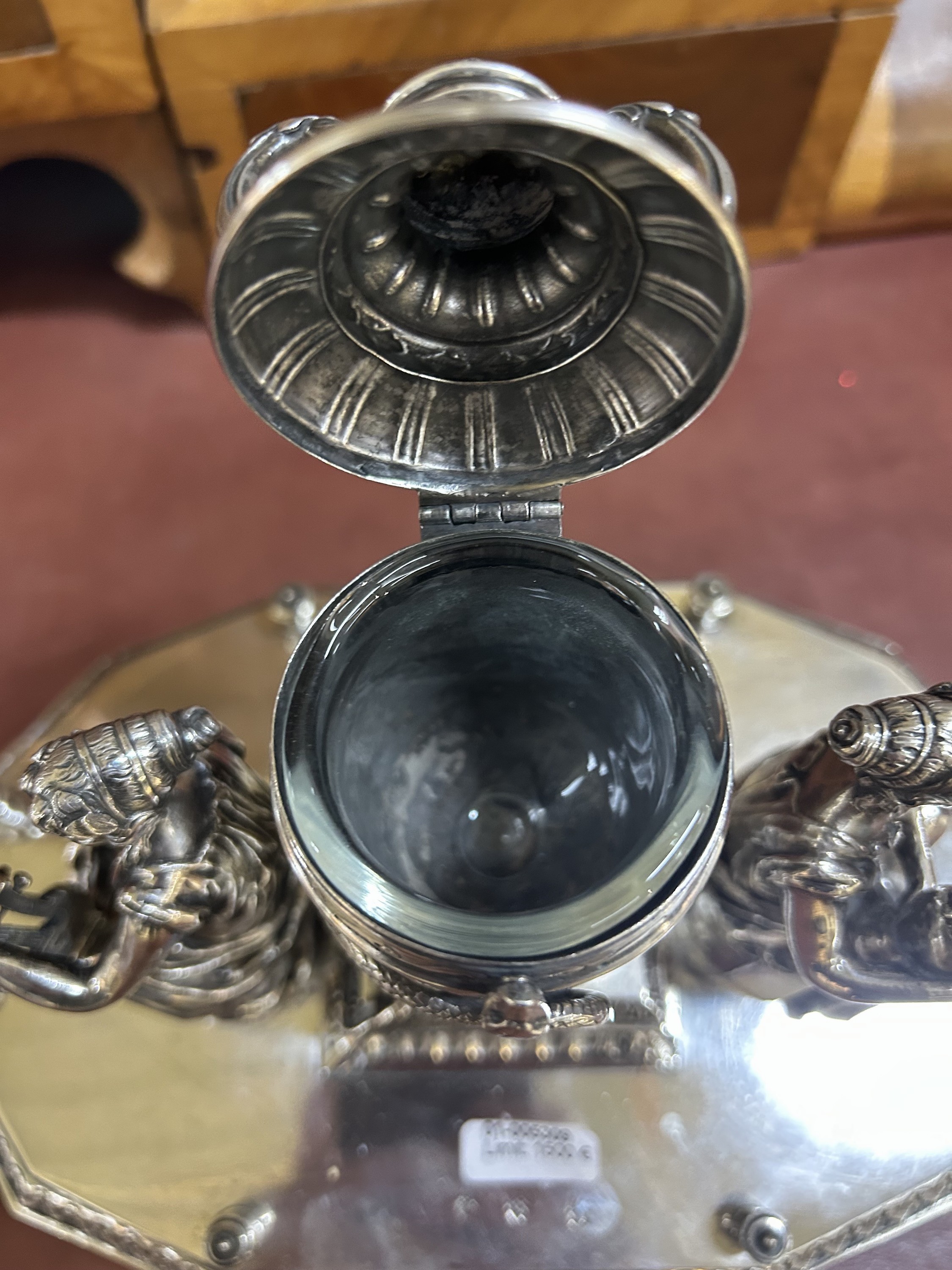 Detail n: Saliere, wohl Hanau, 2.Hälfte 19.Jh., Silber, polygonaler Sockel mit klassizistischen Stilelementen, Urnenvase mit aufklappbarem Deckel und ...