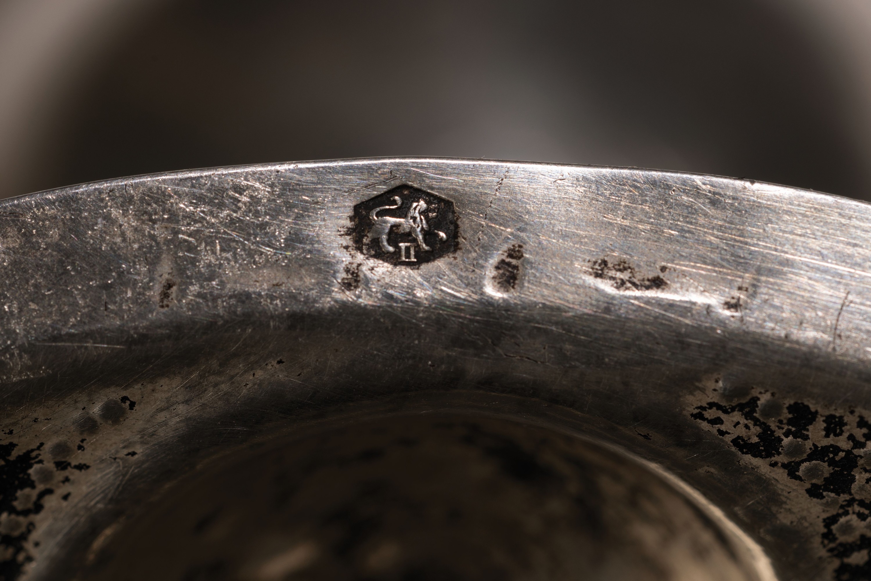 Detail a: Silber Doppelhenkelschale, Niederlande, ab 1935, 835er-Silber,Fuß und Schale umlaufend godroniert, filigrane Doppelhenkel in Voluten und Löwenkopf ...
