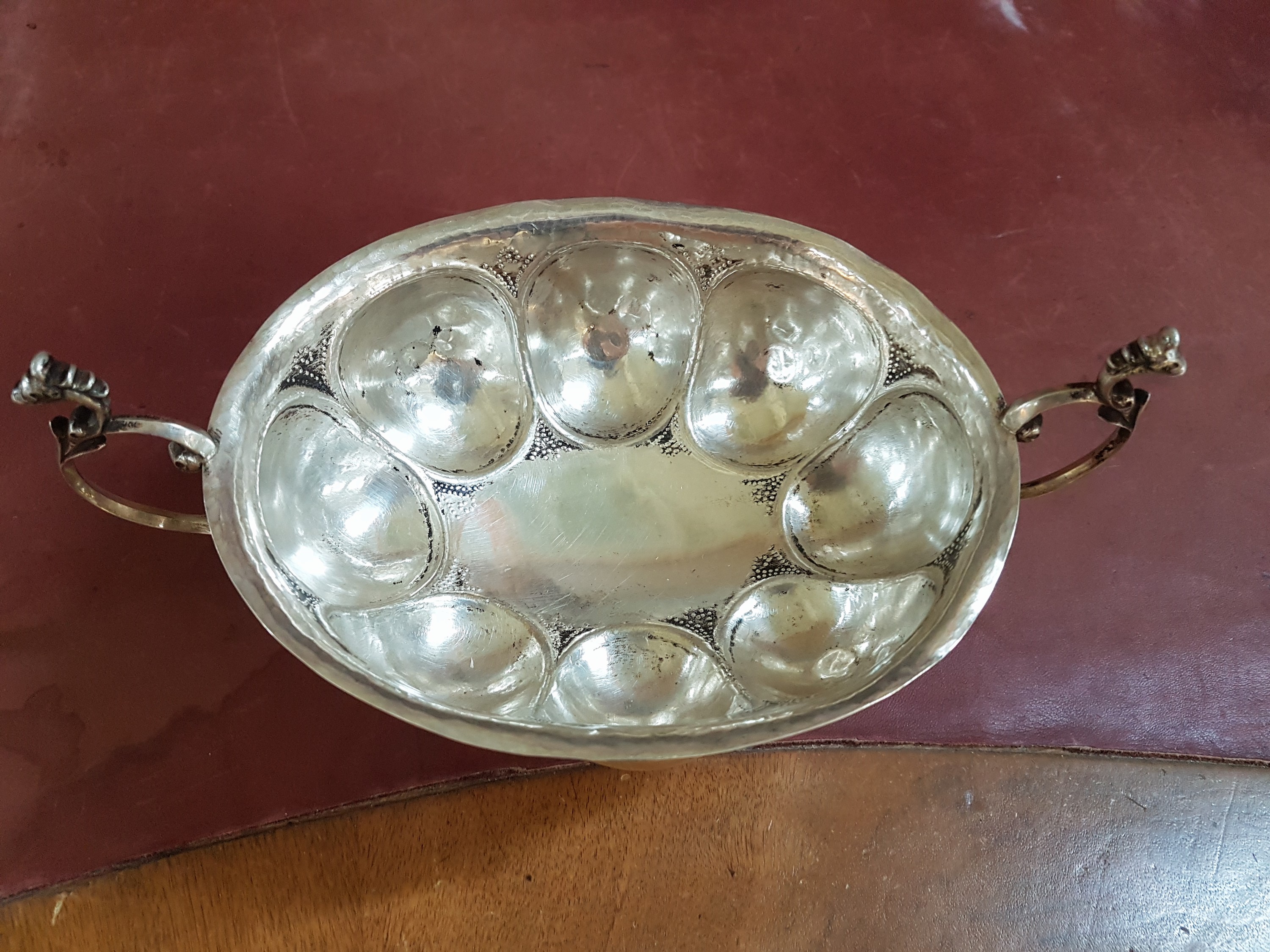Detail d: Silber Doppelhenkelschale, Niederlande, ab 1935, 835er-Silber,Fuß und Schale umlaufend godroniert, filigrane Doppelhenkel in Voluten und Löwenkopf ...