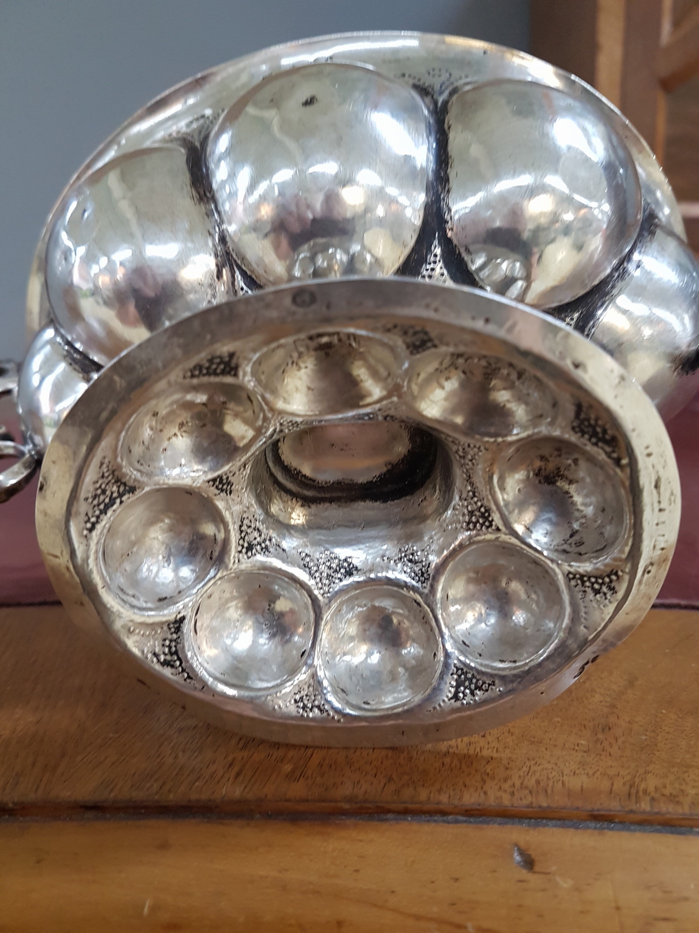 Detail f: Silber Doppelhenkelschale, Niederlande, ab 1935, 835er-Silber,Fuß und Schale umlaufend godroniert, filigrane Doppelhenkel in Voluten und Löwenkopf ...