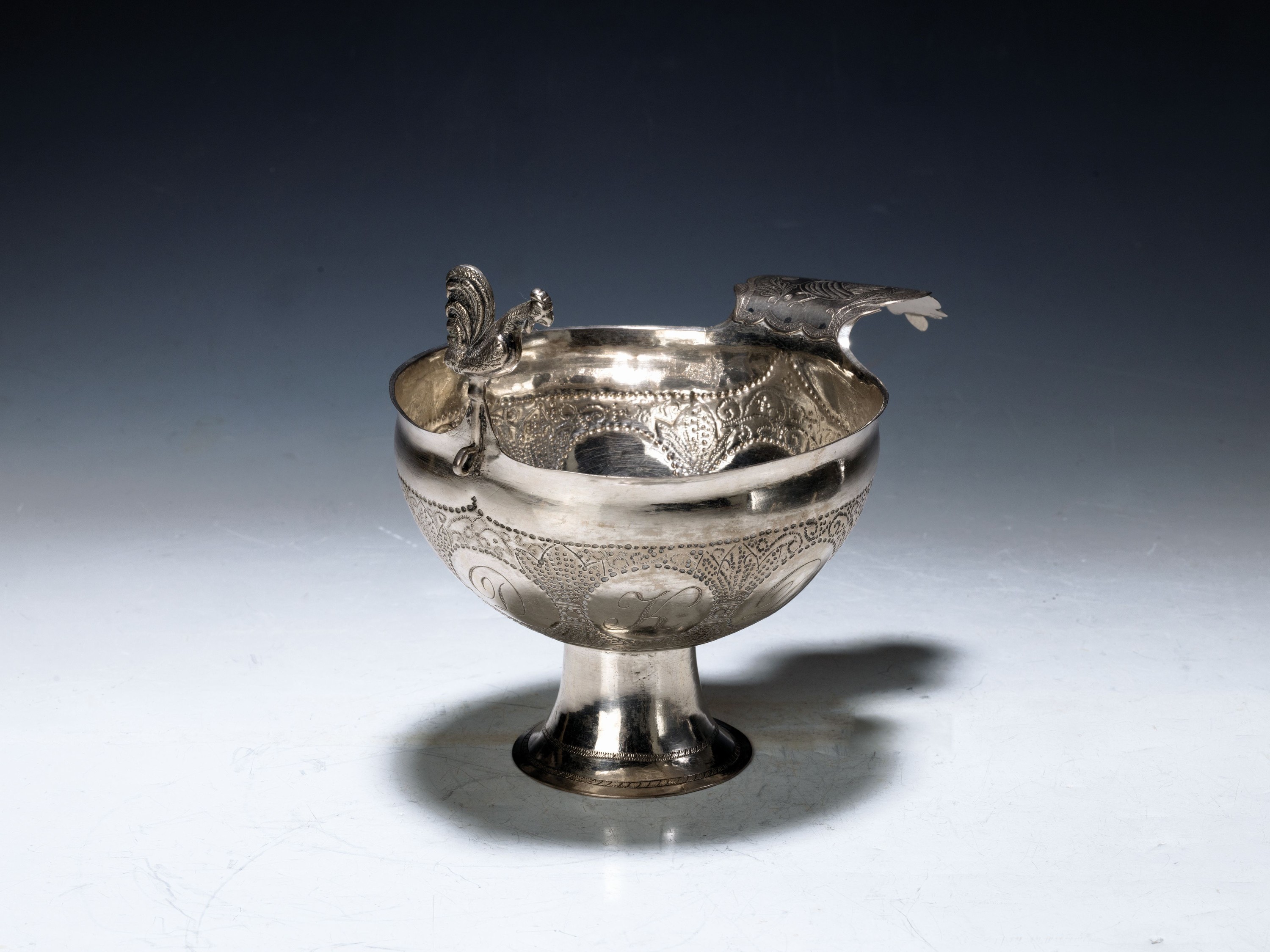 Kaviarschale aus Silber, wohl Niederlande, 18.Jh., Silber, umlaufend bezeichnet "DKDR 1754", Hahnendekor, am Boden unleserlich gemarkt G, ...