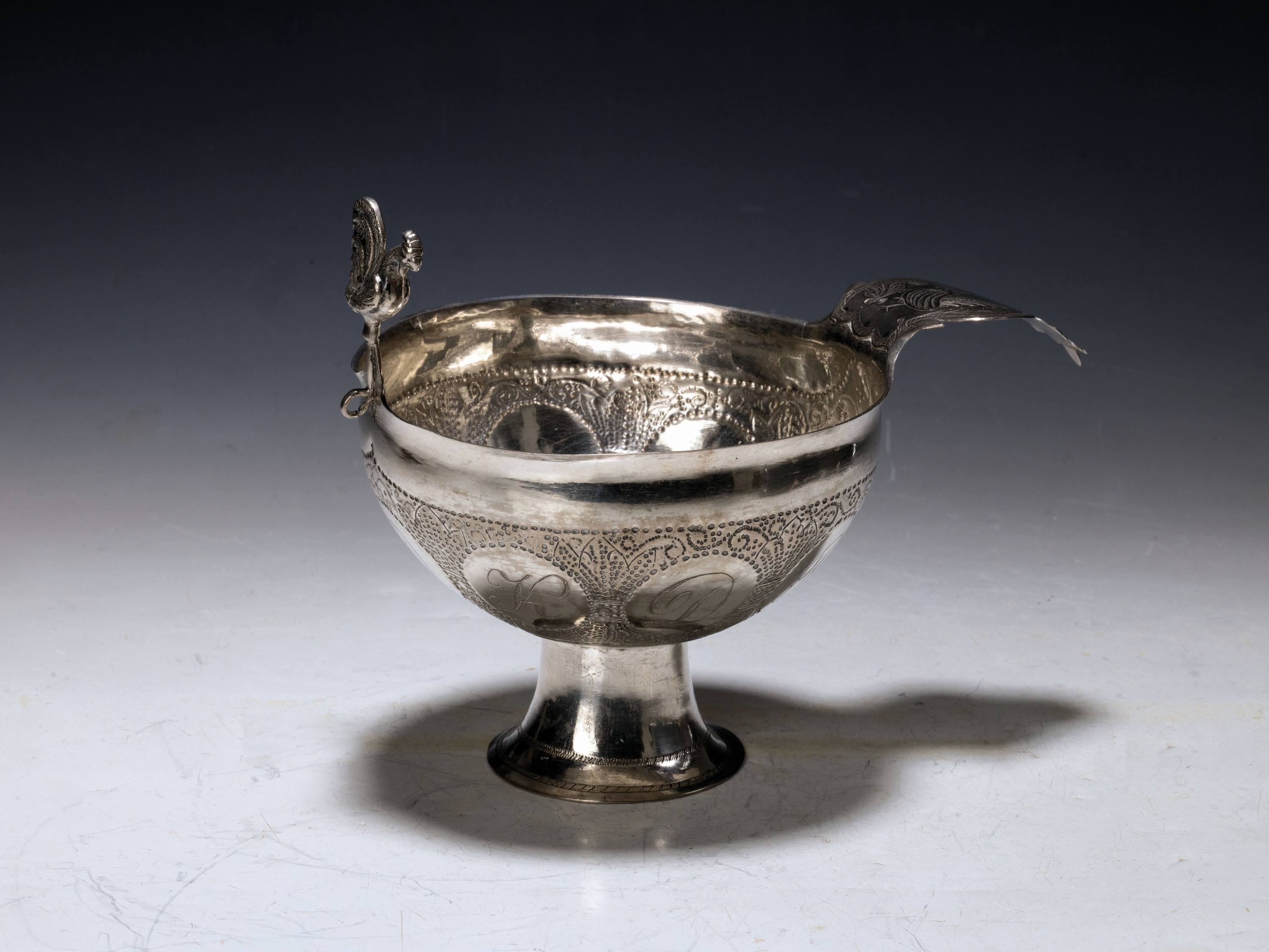 Detail a: Kaviarschale aus Silber, wohl Niederlande, 18.Jh., Silber, umlaufend bezeichnet "DKDR 1754", Hahnendekor, am Boden unleserlich gemarkt G, ...