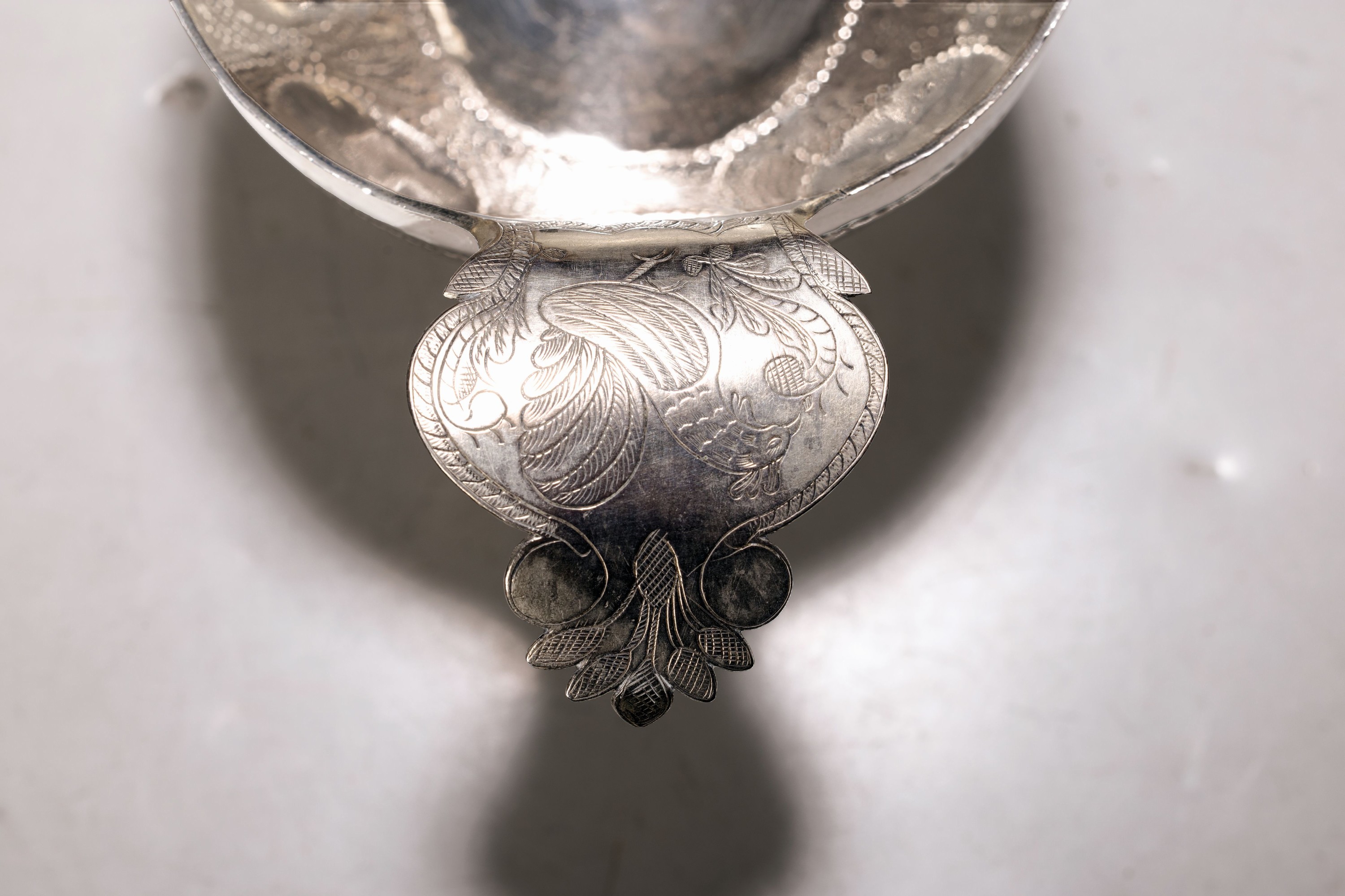 Detail b: Kaviarschale aus Silber, wohl Niederlande, 18.Jh., Silber, umlaufend bezeichnet "DKDR 1754", Hahnendekor, am Boden unleserlich gemarkt G, ...