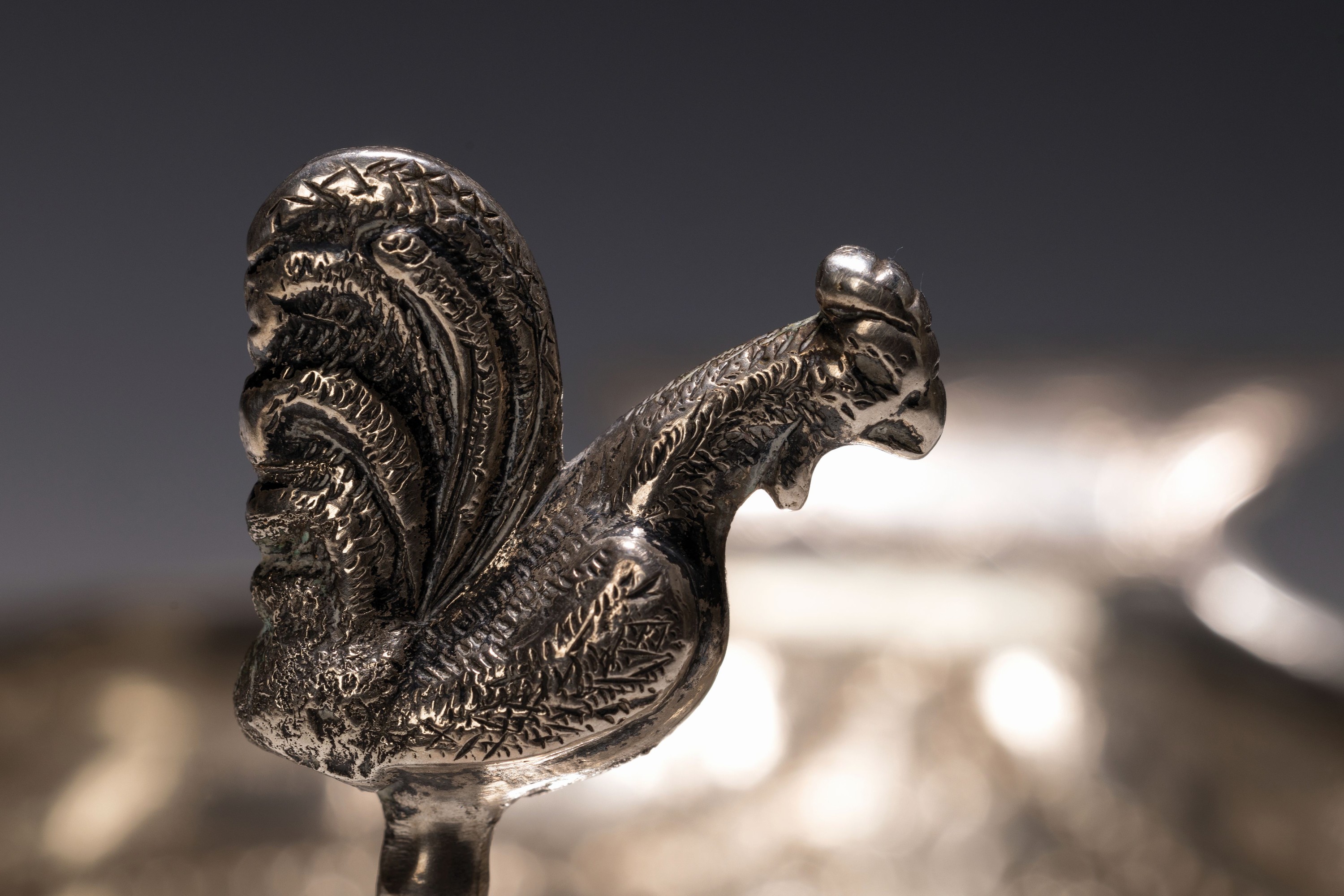 Detail c: Kaviarschale aus Silber, wohl Niederlande, 18.Jh., Silber, umlaufend bezeichnet "DKDR 1754", Hahnendekor, am Boden unleserlich gemarkt G, ...