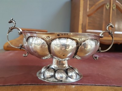 26879258c - Silber Doppelhenkelschale, Niederlande, ab 1935, 835er-Silber,Fuß und Schale ...