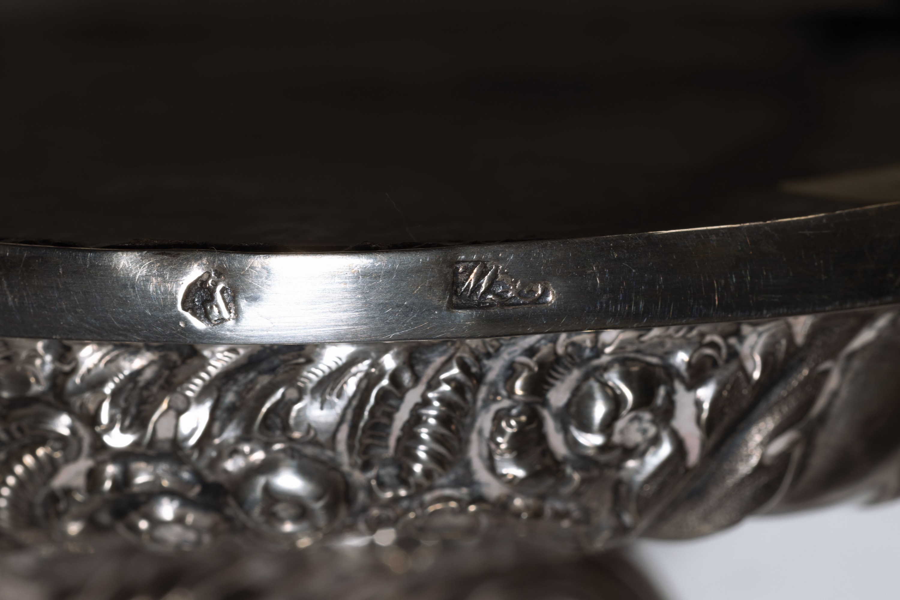 Detail a: Fußschale, Bremen, 19.Jh., Handhaben und Fuß aus Silber, Glasaufsatz geschliffen und geschnitten, partiell violett überfangen, floraler Dekor, ...