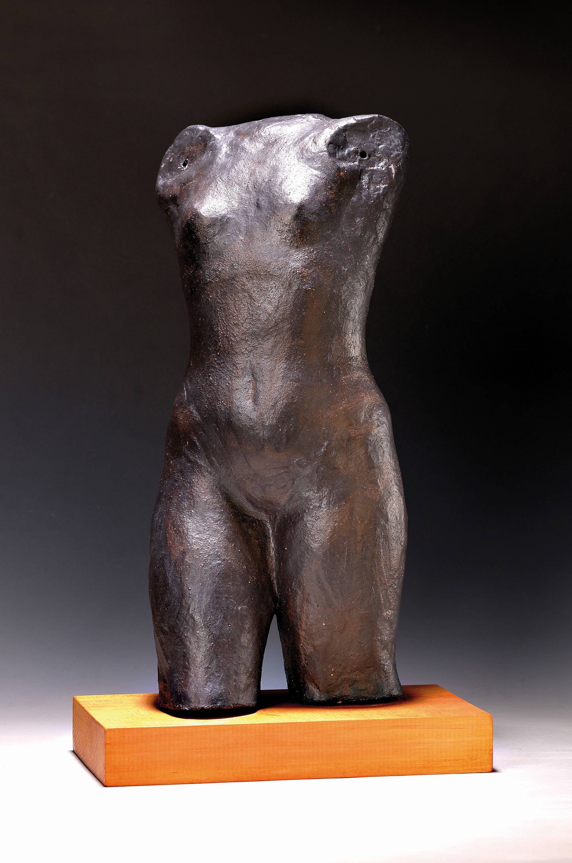 Detail k: Brigitte Kratochwil-Hardt, Torso poupée, Steinzeug mit schwarzer Engobe, am Boden sign., Sockel Hartholz mit Montur aus Eisen, H. ca. 48cm, H. ...