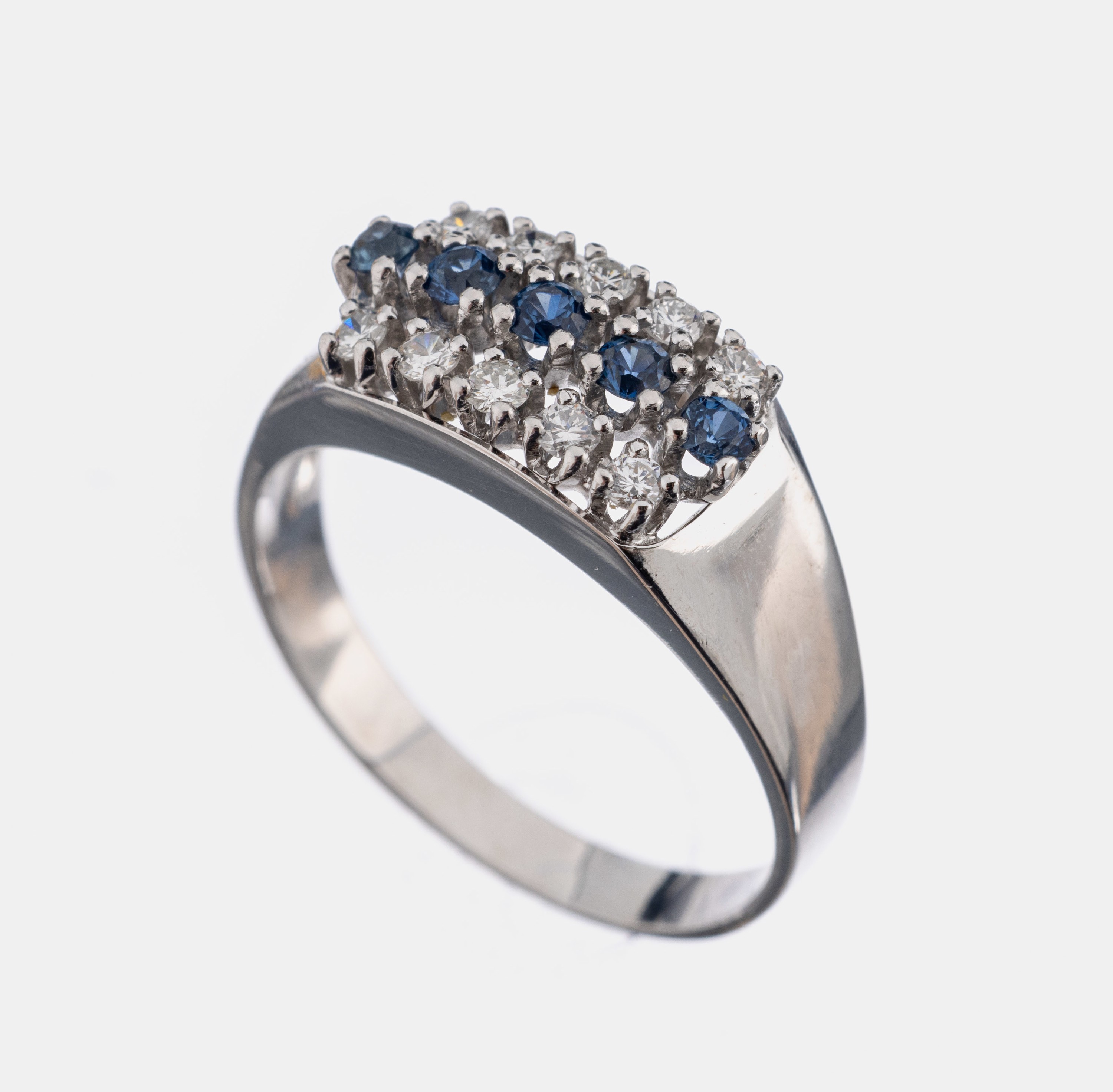 14 kt Gold Saphir-Brillant-Ring, WG 585/000, 5 rundfacett. Saphire zus. ca. 0.25 ct, 10 Brillanten zus. ca. 0.20 ct Weiß/si, ca. 4.8 g, RW 60