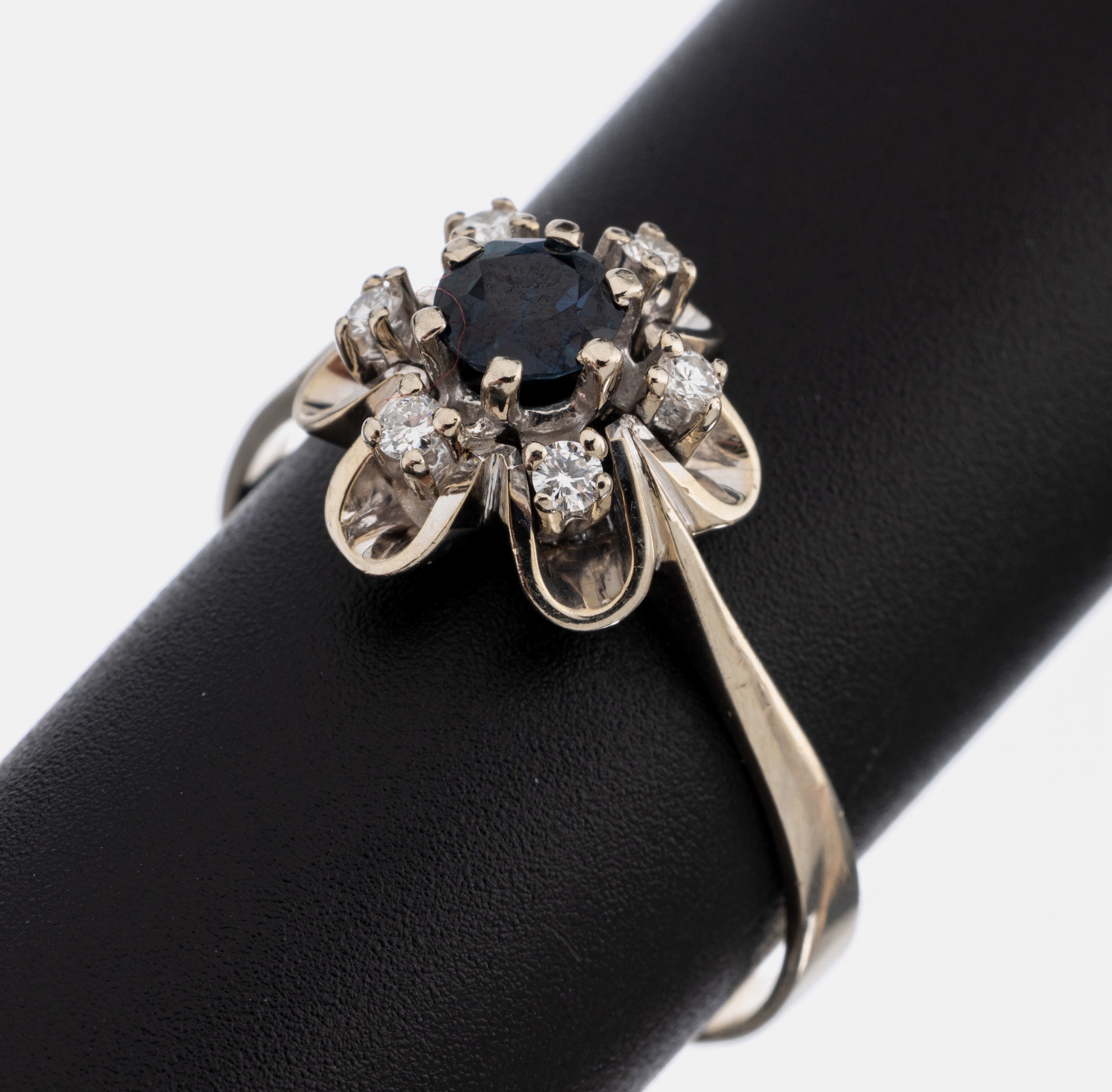 14 kt Gold Saphir-Brillant-Ring, WG 585/000, rundfacett. Saphir ca. 0.46 ct, 6 Brillanten zus. ca. 0.18 ct Weiß/si, ca. 4.7g, RW 67