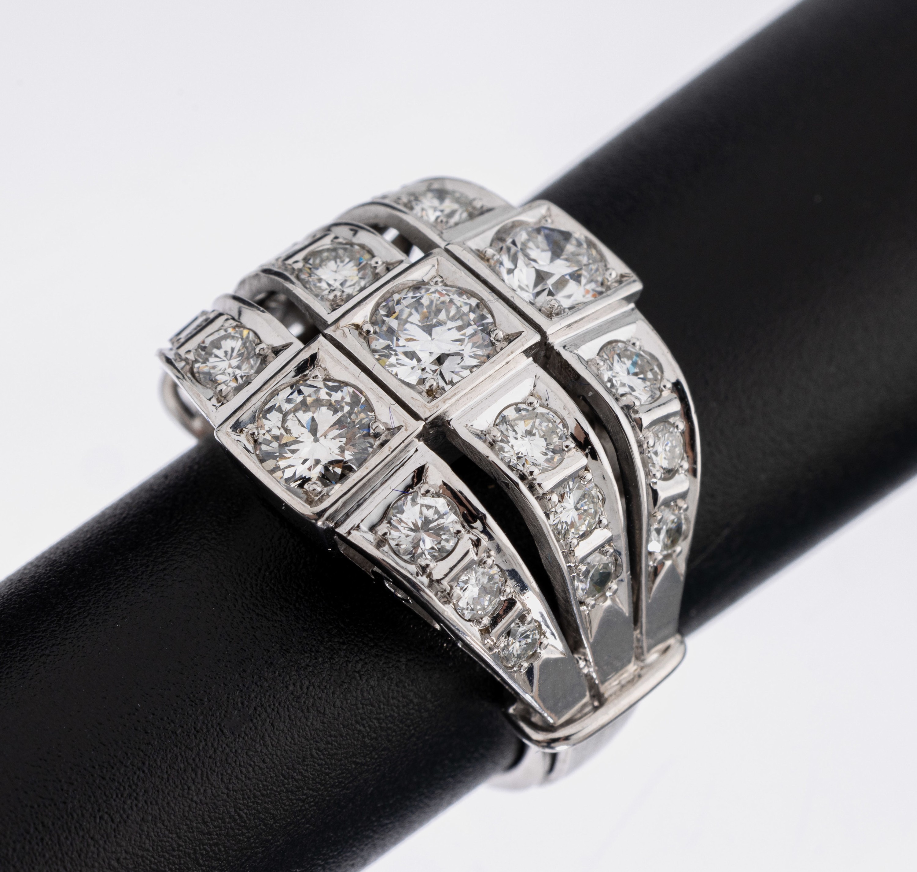 14 kt Gold Brillant-Ring, WG 585/000, 3- reihig bes. mit 28 Brillanten im Größenverlaufzus. ca. 2.05 ct feines Weiß-Weiß/si, ca. 10.3g, RW 53