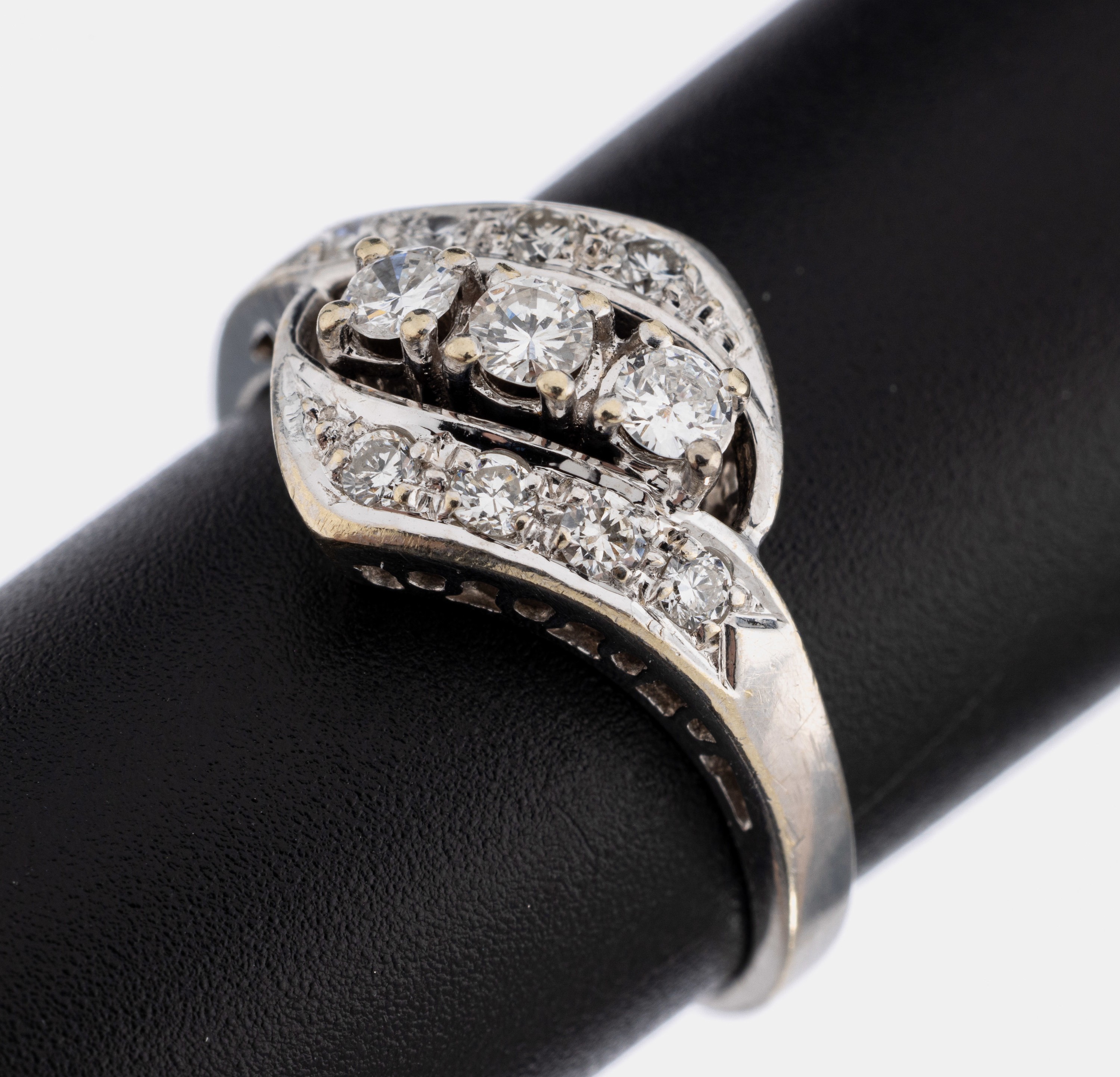 14 kt Gold Brillant-Ring, WG 585/000, 11 Brillanten zus. ca. 0.60 ct Weiß/si, ca. 4.2 g, RW 57