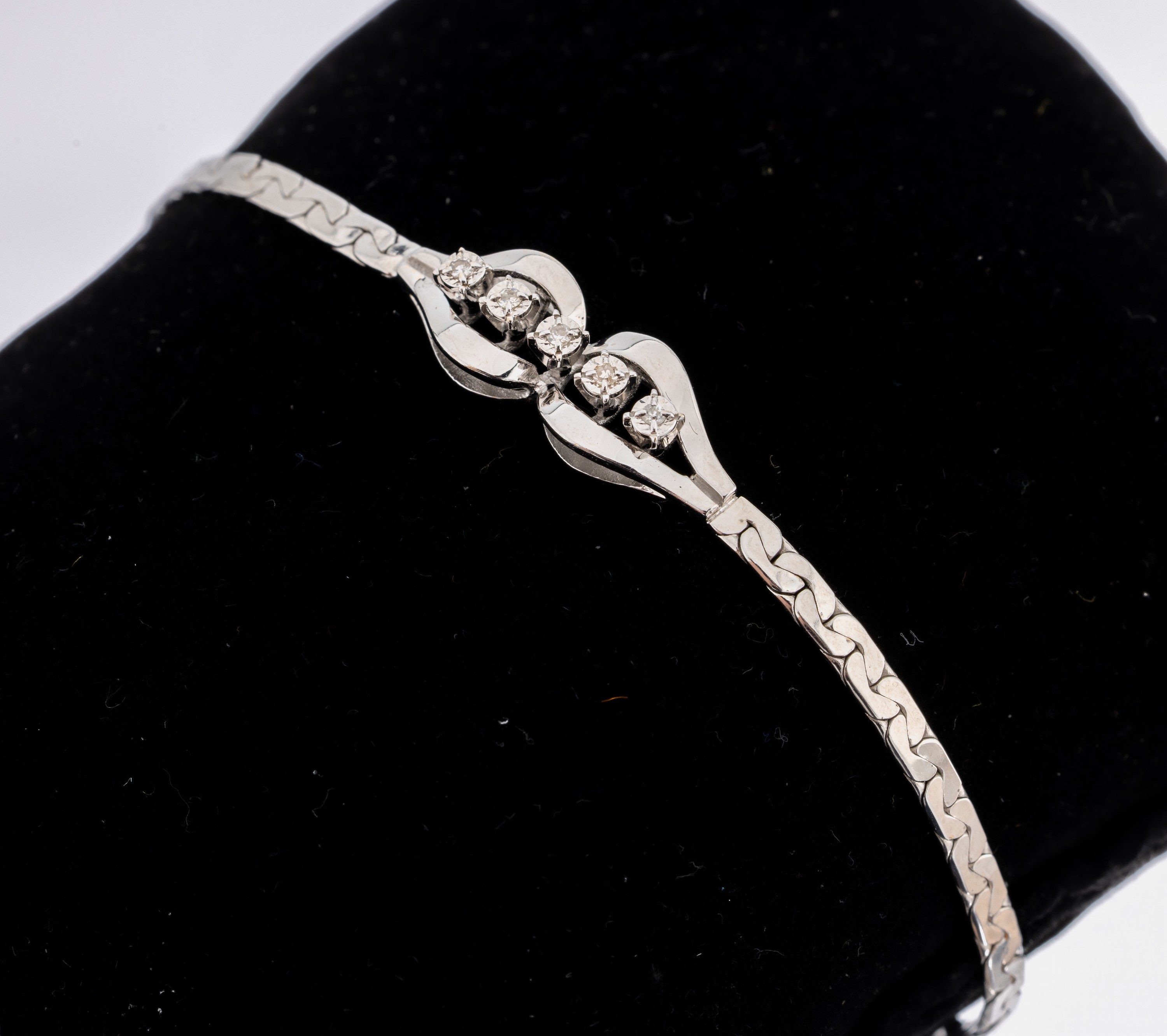 14 kt Gold Diamant-Armband, WG 585/000, 5 8/8-Diamanten zus. ca. 0.025 ct Weiß/si, ca. 6.4 g, L. ca. 16.5 cm, Kastenschloss mit Sicherheitsacht